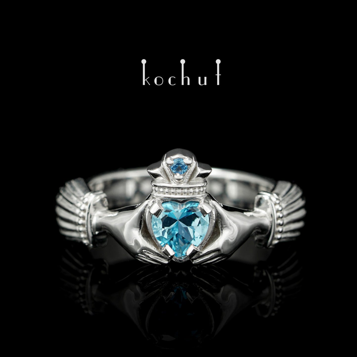 Claddagh: Liebe – Silberring mit Topasen, beschichtet mit weißem Rhodium.