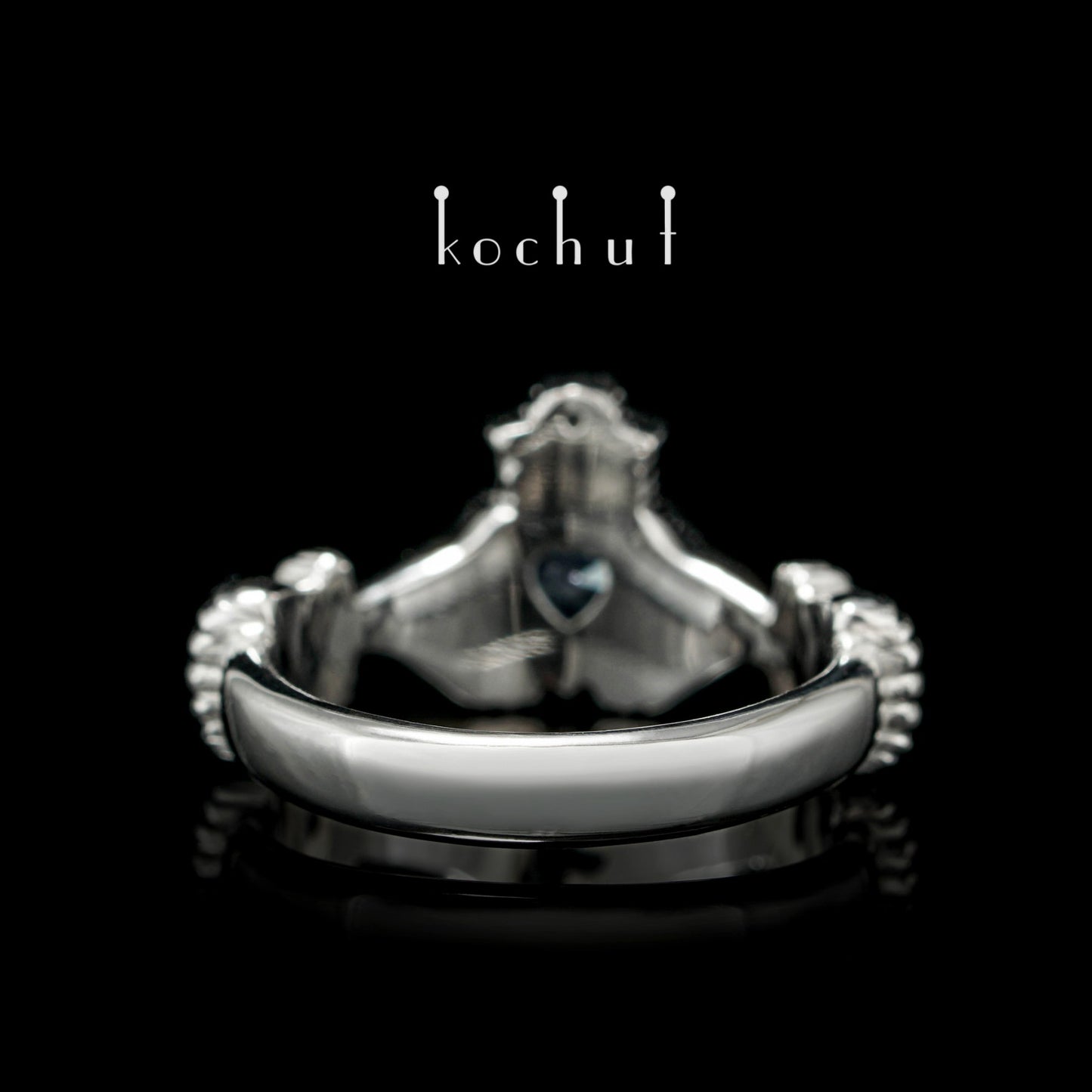 Claddagh: Liebe – Silberring mit Topasen, beschichtet mit weißem Rhodium.