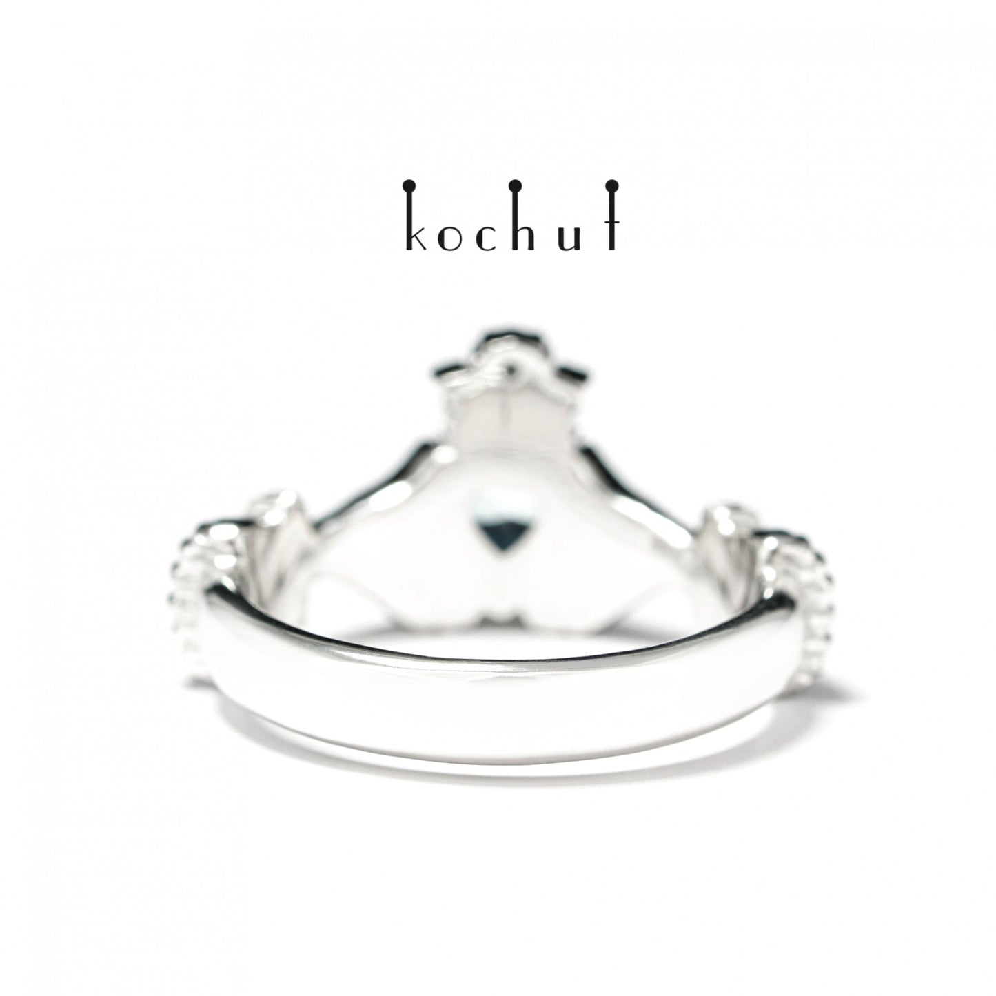 Claddagh: Liebe – Silberring mit Topasen, beschichtet mit weißem Rhodium.