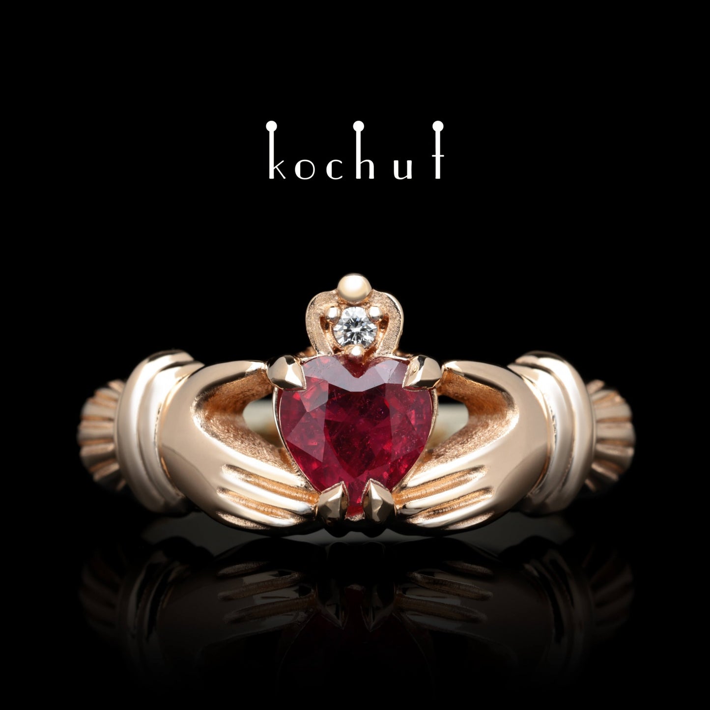 Claddagh: Liebe – Verlobungsring aus Rot- und Weißgold mit Rubin und Diamant.
