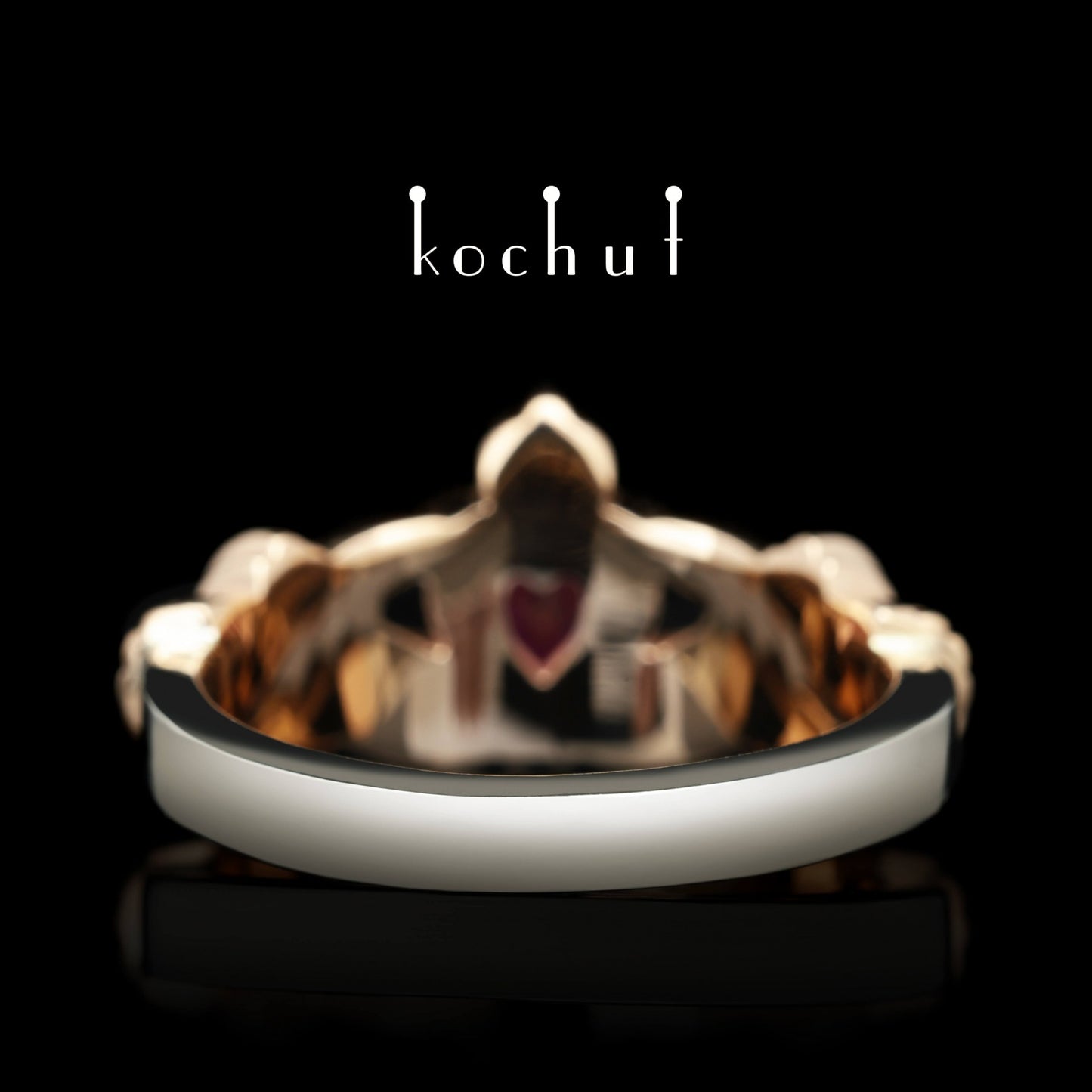 Claddagh: Liebe – Verlobungsring aus Rot- und Weißgold mit Rubin und Diamant.