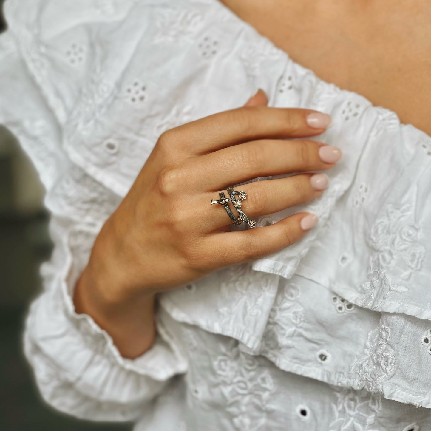 Vögelchen und Blumen – Ring aus oxidiertem Silber und Gelbgold mit Diamanten