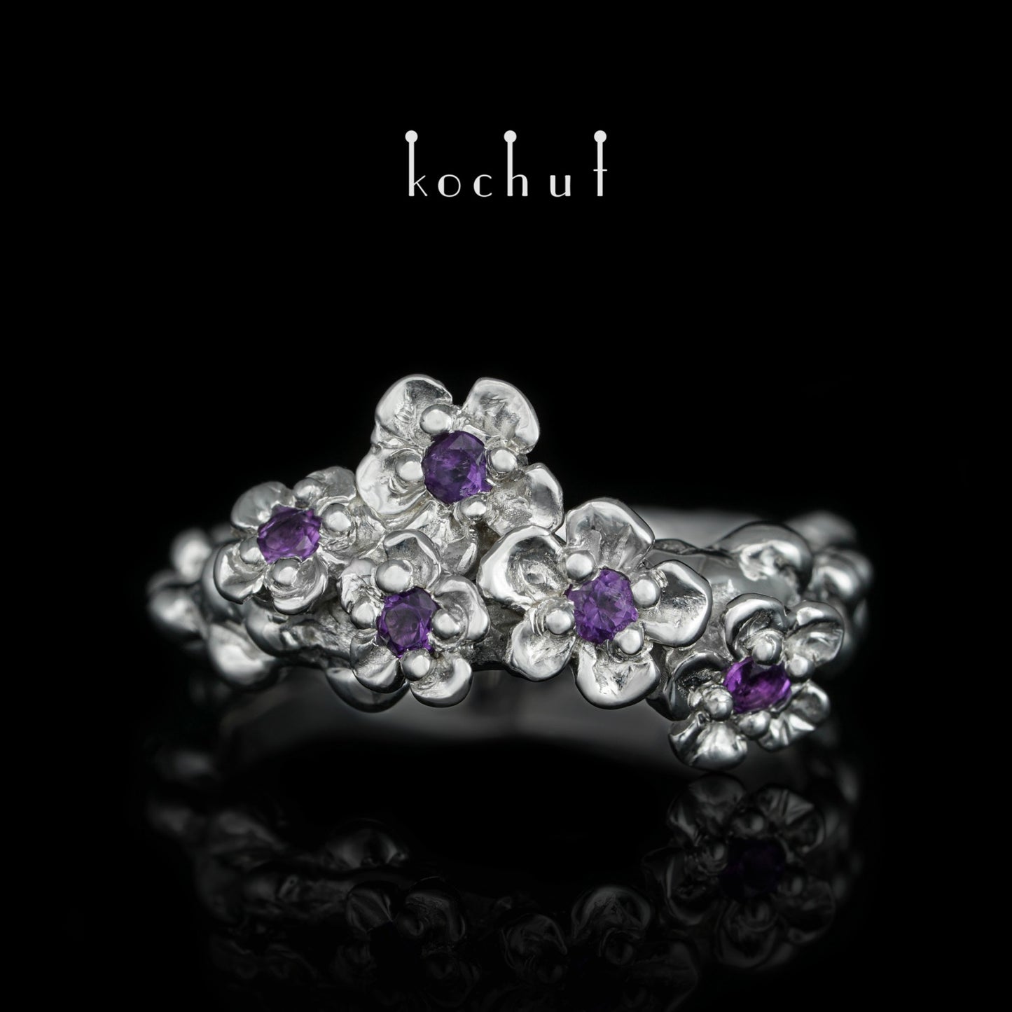 Blumenkrone — silberner Ring mit Amethysten, beschichtet mit weißem Rhodium