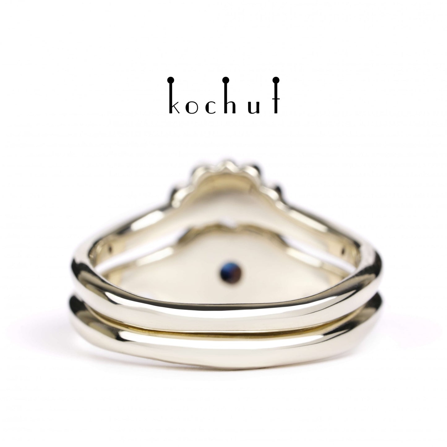 Claddagh: Doppelt — Ring aus Weißgold mit Saphir