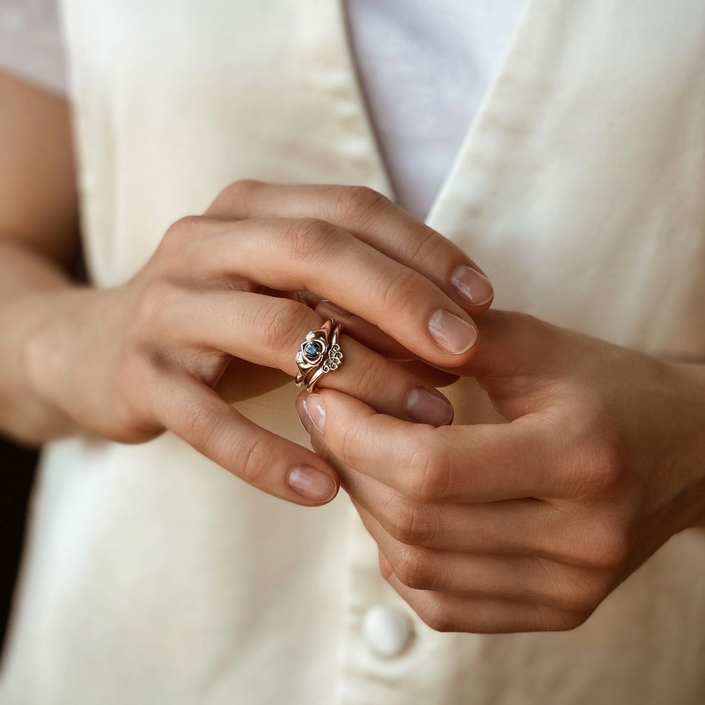 Claddagh: Doppelt — Ring aus Weißgold mit Saphir