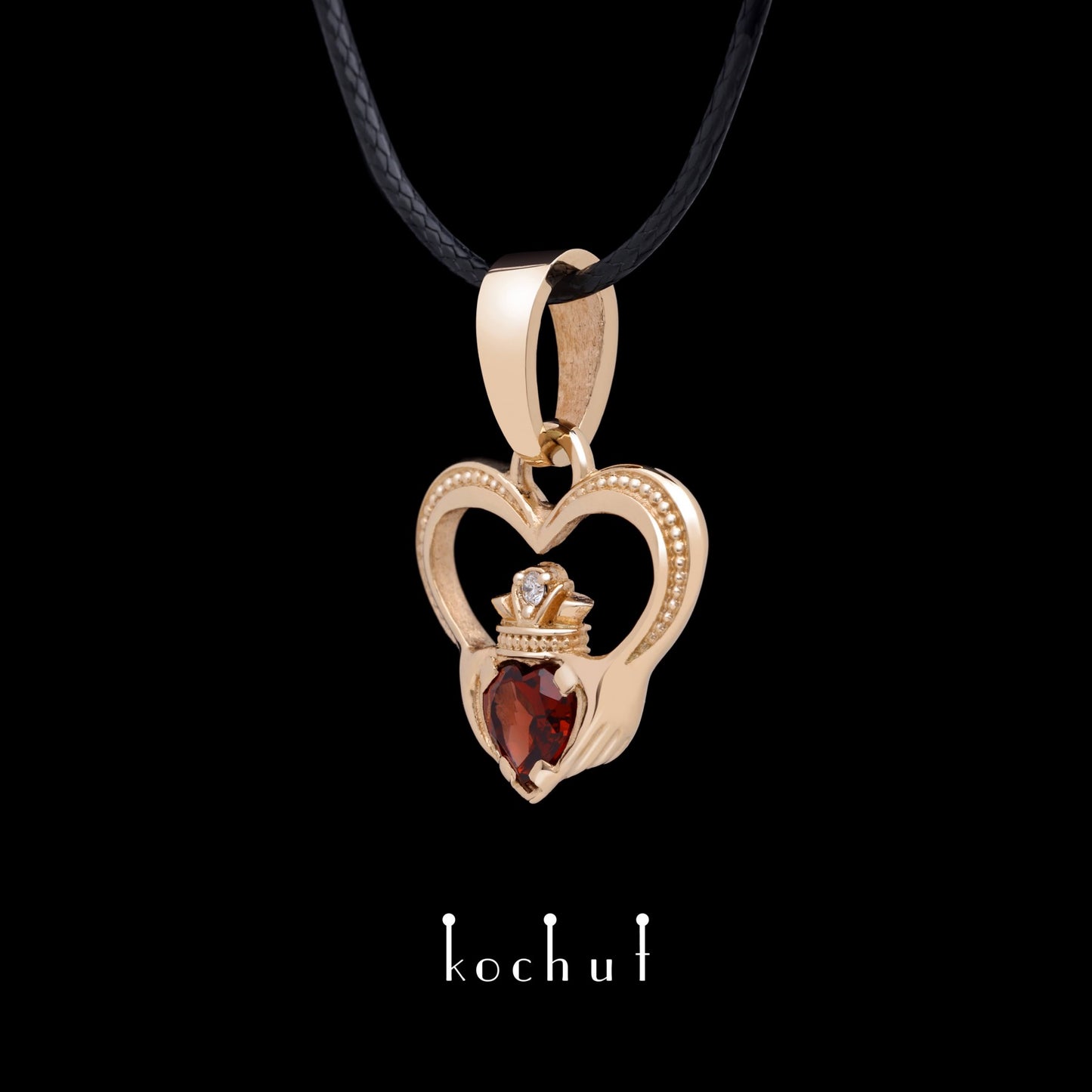 Claddagh — Anhänger aus Rotgold mit rotem Granat und Diamant
