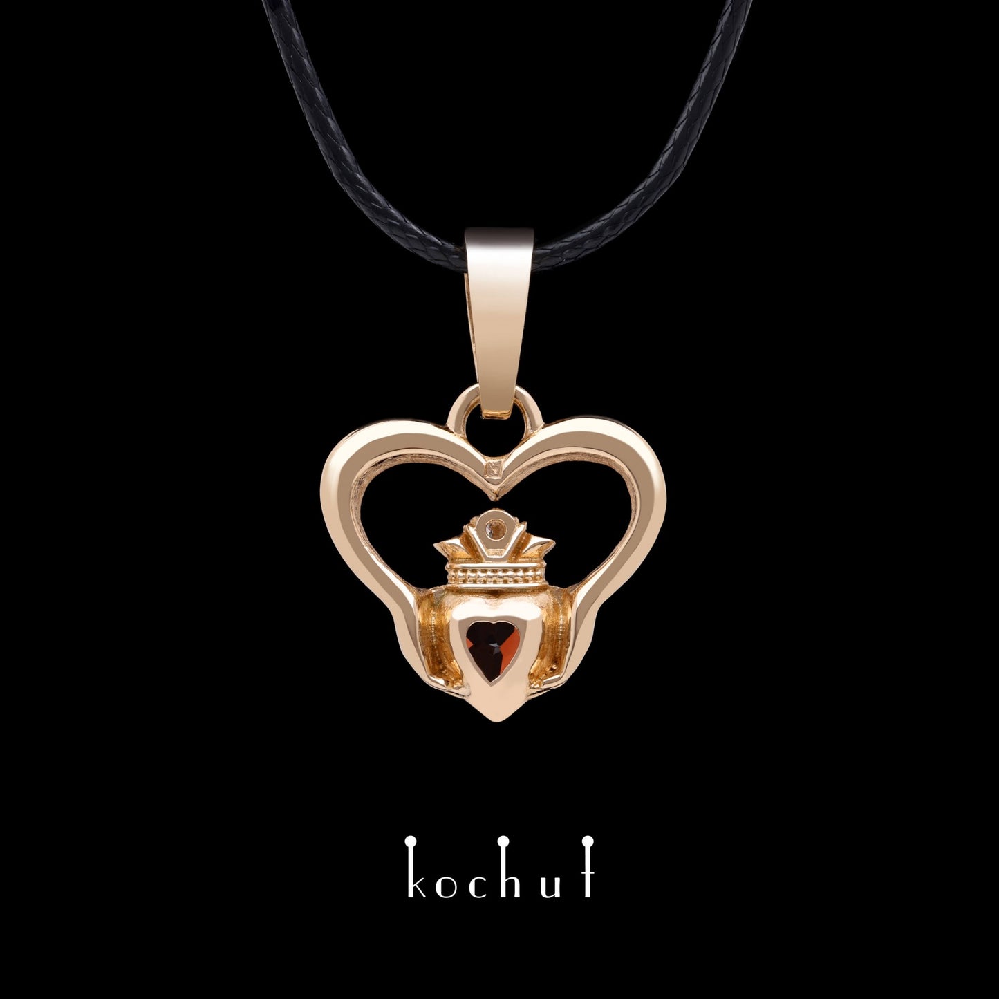 Claddagh — Anhänger aus Rotgold mit rotem Granat und Diamant