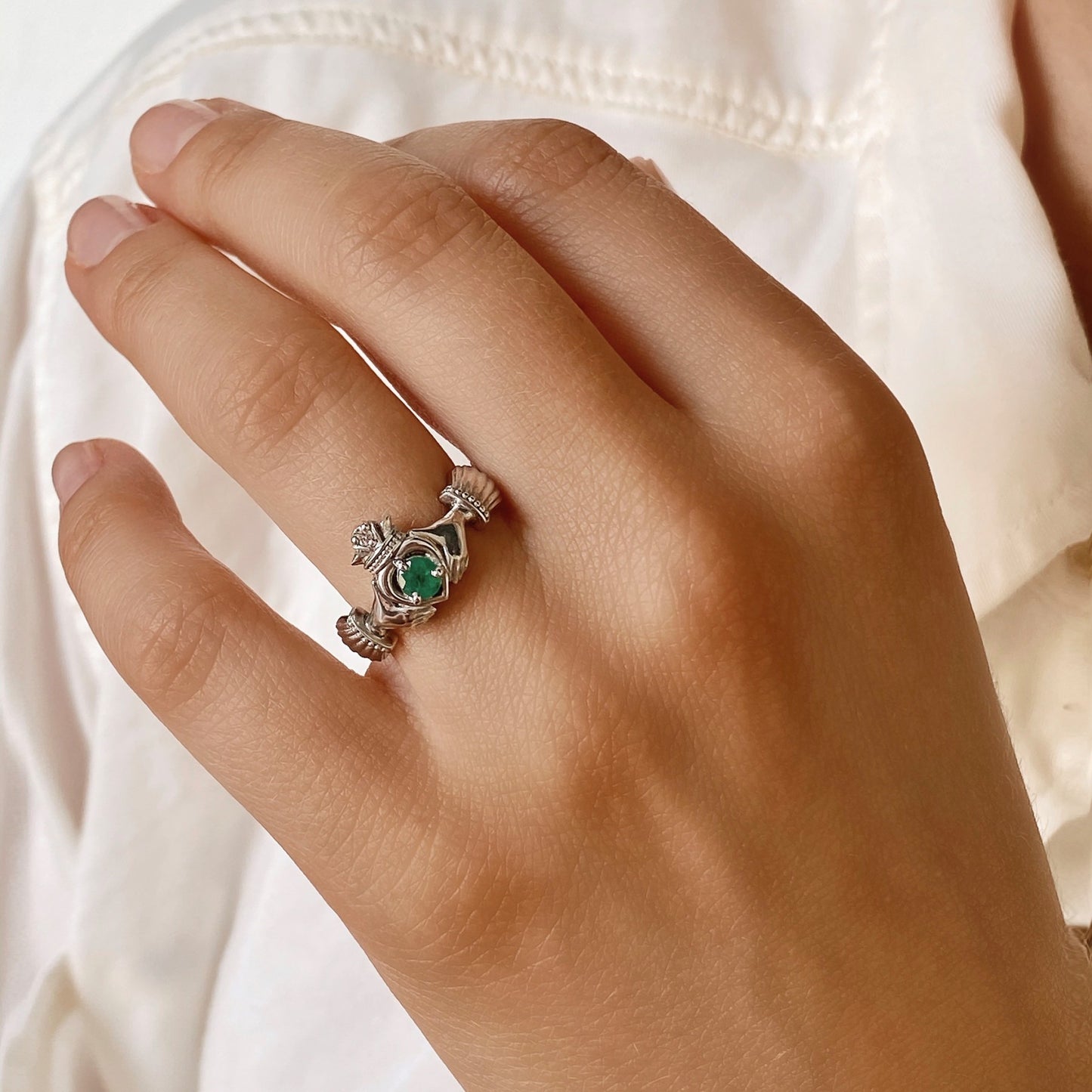Claddagh: Loyalität — Ring aus Silber mit Smaragd und Diamant, überzogen mit weißem Rhodium.
