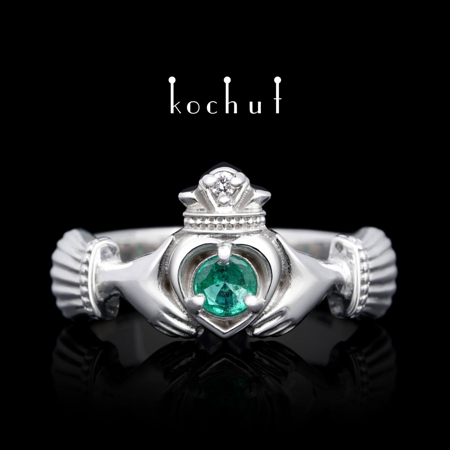 Claddagh: Loyalität — Ring aus Silber mit Smaragd und Diamant, überzogen mit weißem Rhodium.