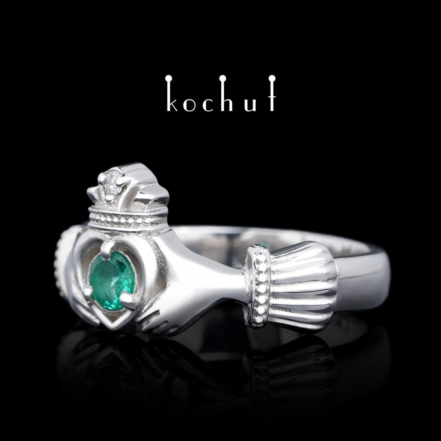 Claddagh: Loyalität — Ring aus Silber mit Smaragd und Diamant, überzogen mit weißem Rhodium.