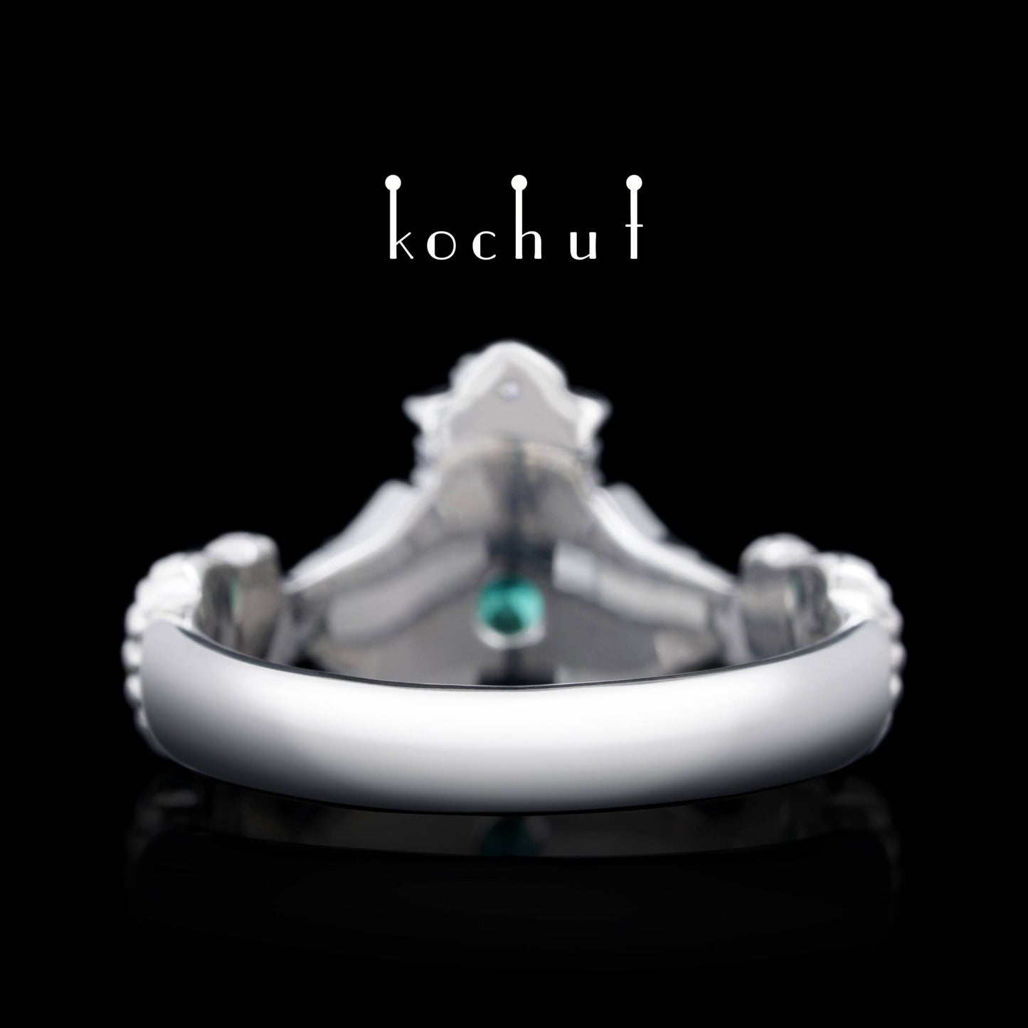 Claddagh: Loyalität — Ring aus Silber mit Smaragd und Diamant, überzogen mit weißem Rhodium.