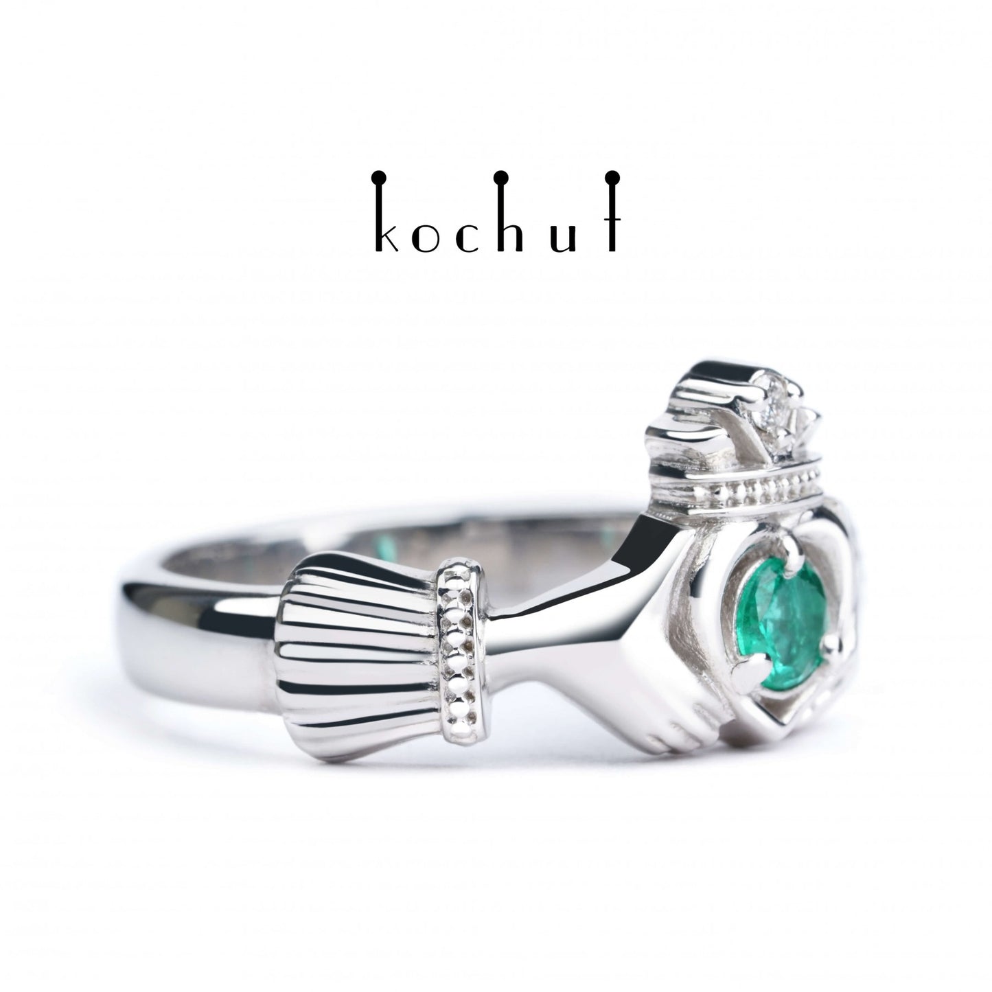 Claddagh: Loyalität — Ring aus Silber mit Smaragd und Diamant, überzogen mit weißem Rhodium.