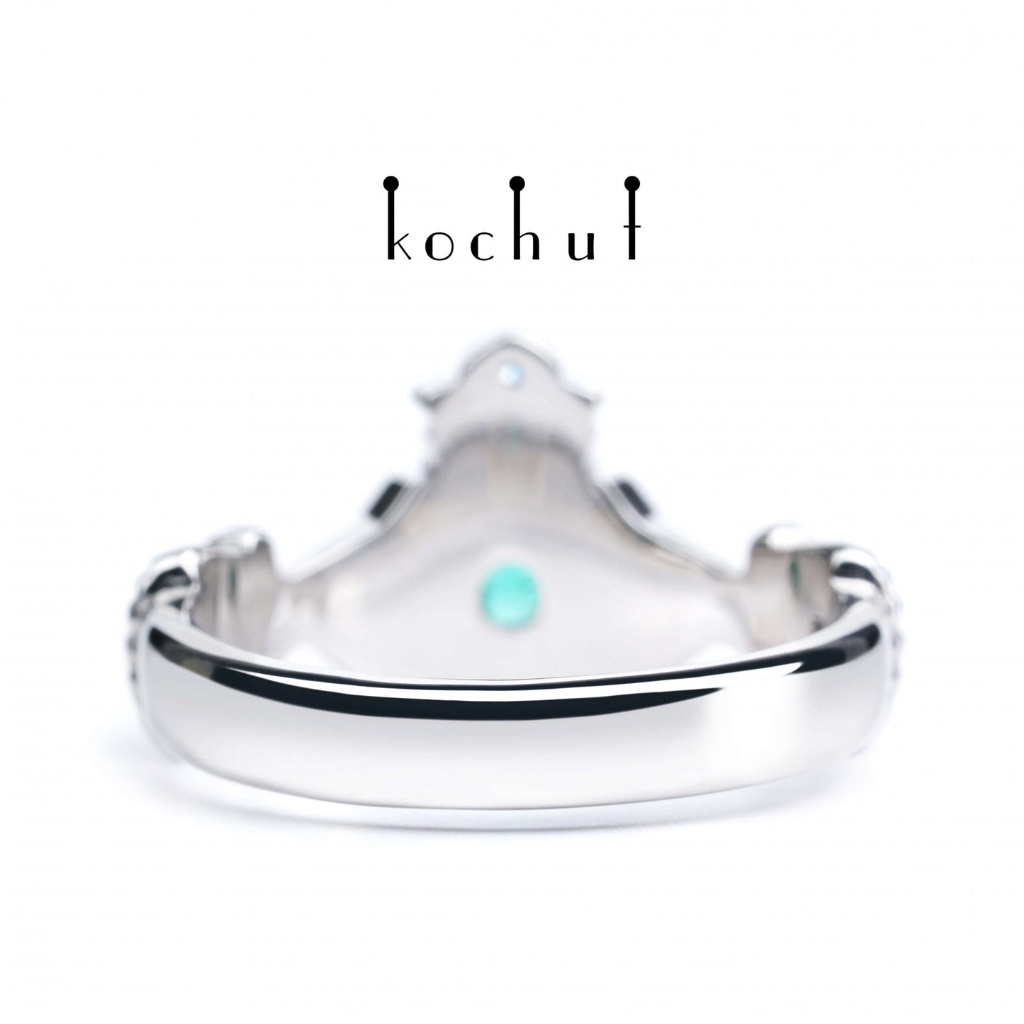 Claddagh: Loyalität — Ring aus Silber mit Smaragd und Diamant, überzogen mit weißem Rhodium.