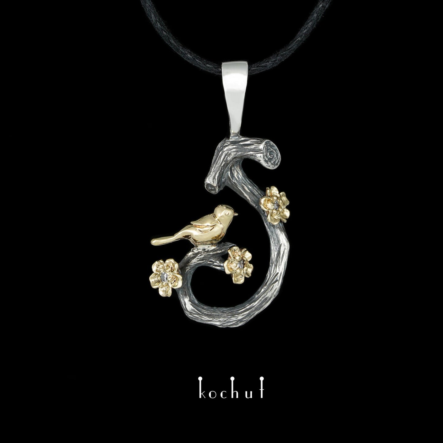 Vögelchen auf einem Zweig: Frühling – Anhänger aus oxidiertem Silber und Gelbgold mit Diamanten