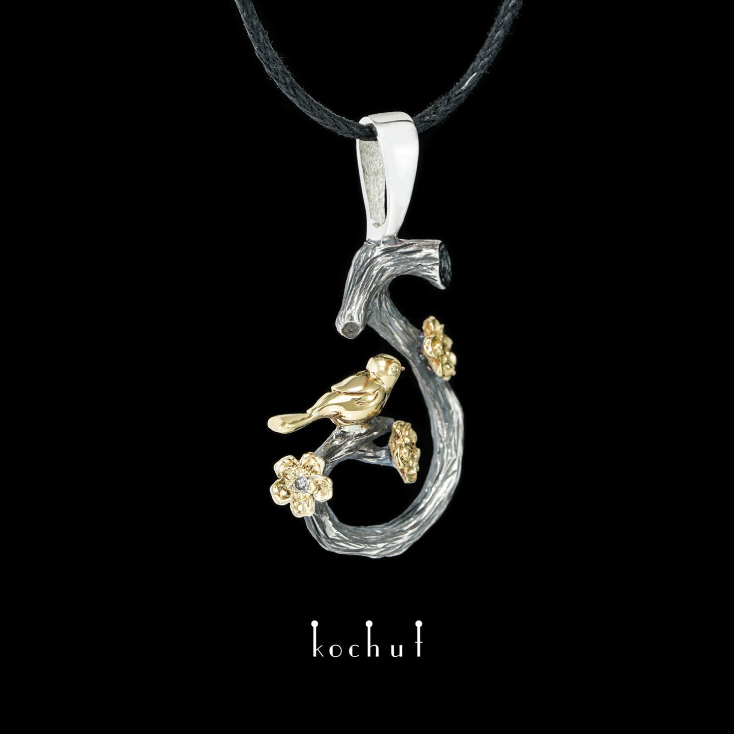 Vögelchen auf einem Zweig: Frühling – Anhänger aus oxidiertem Silber und Gelbgold mit Diamanten