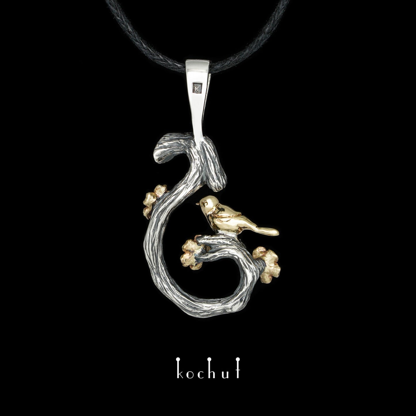Vögelchen auf einem Zweig: Frühling – Anhänger aus oxidiertem Silber und Gelbgold mit Diamanten