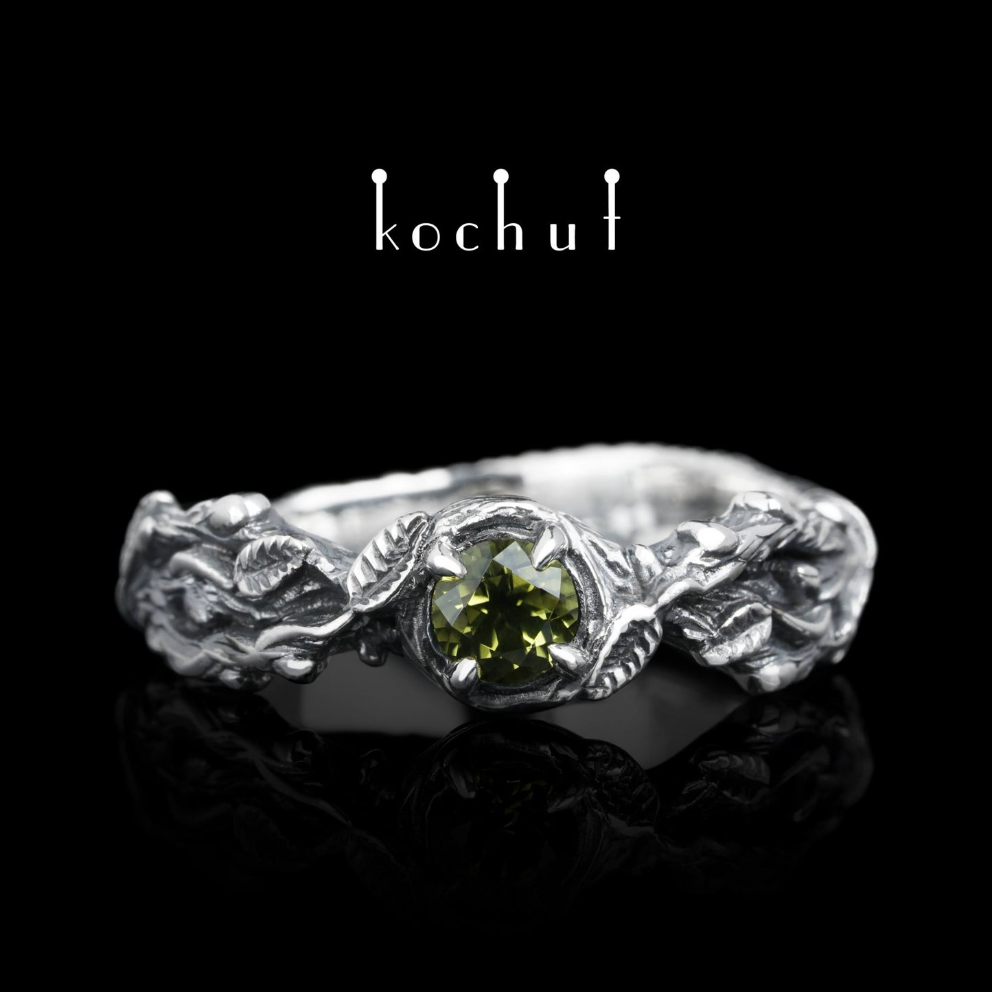 Sprossen — Ring aus oxidiertem Silber mit Chrysolith