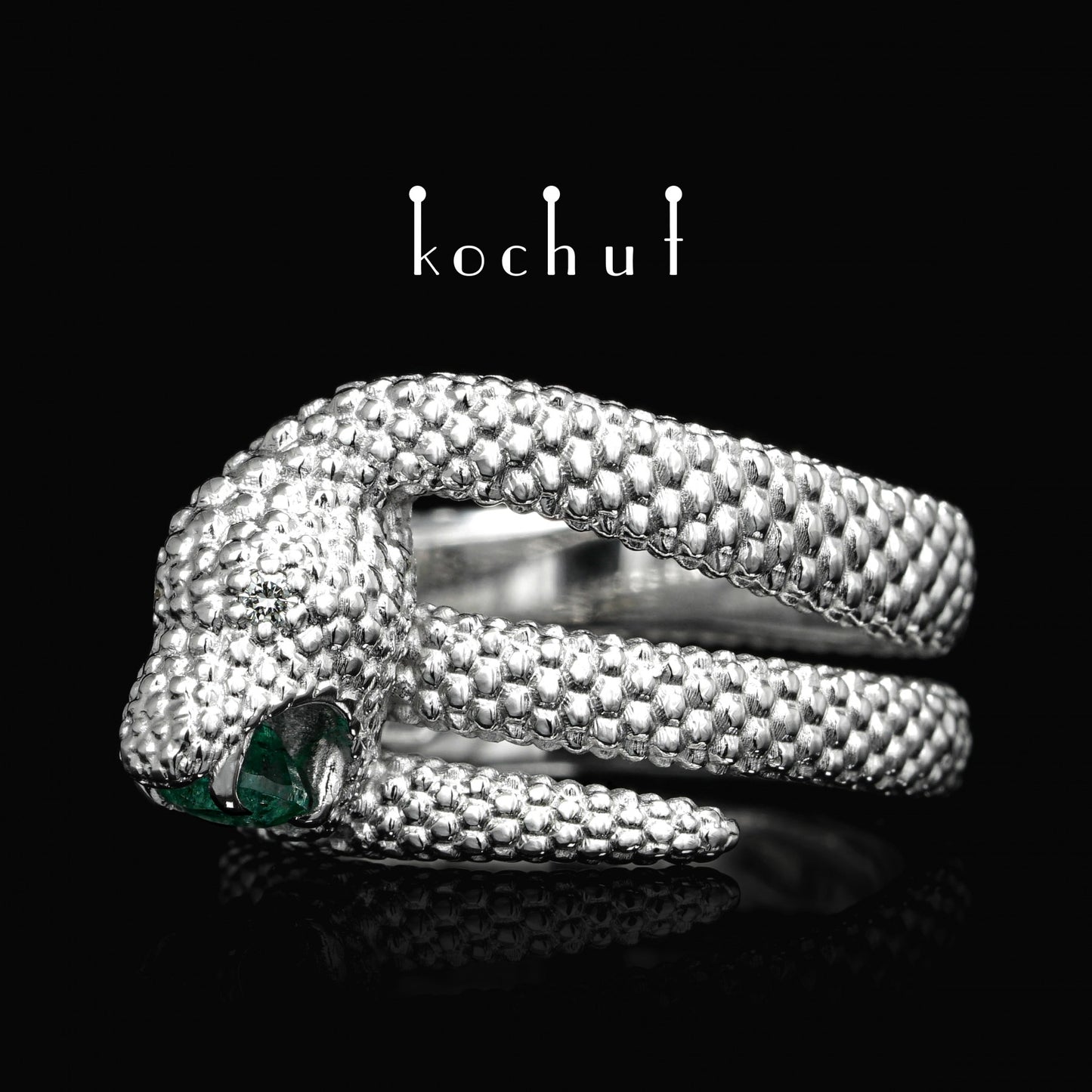 Die Liebe der Zügellosen - Ring aus Weißgold mit einem Smaragd und Diamanten, mit Rhodium überzogen