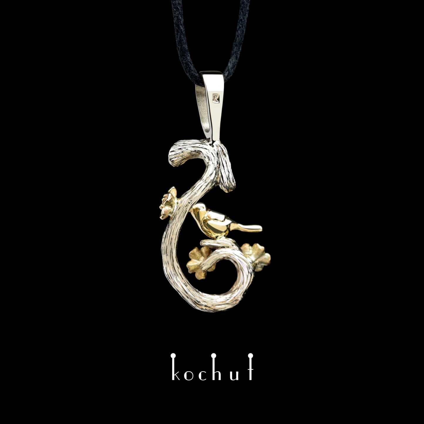 Vögelchen auf einem Zweig mit Blumen: Frühling – Anhänger aus Gelbgold und Weißgold mit Diamanten
