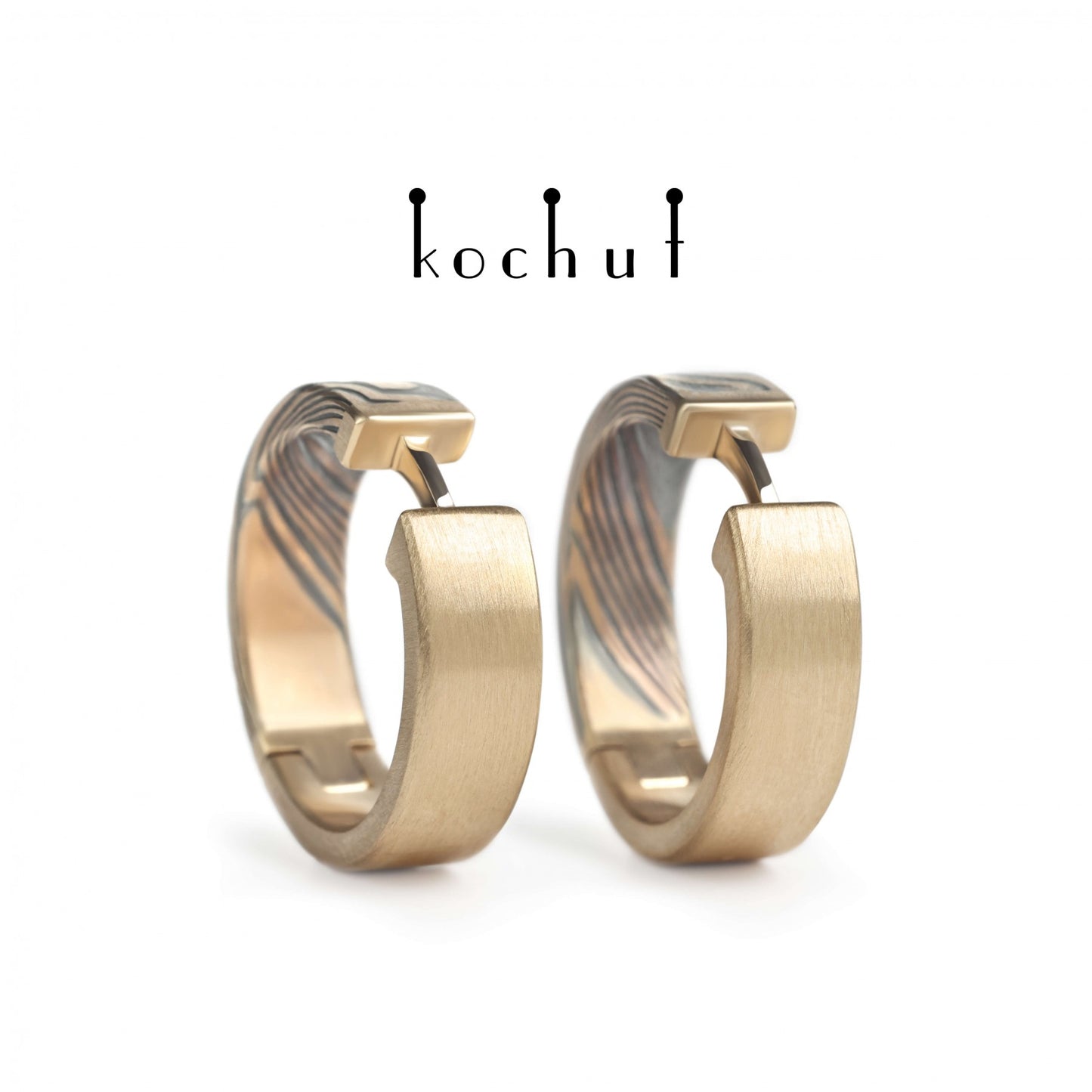 Yutori – Mokume-Ohrringe aus Rotgold, geätztem und oxidiertem Silber.