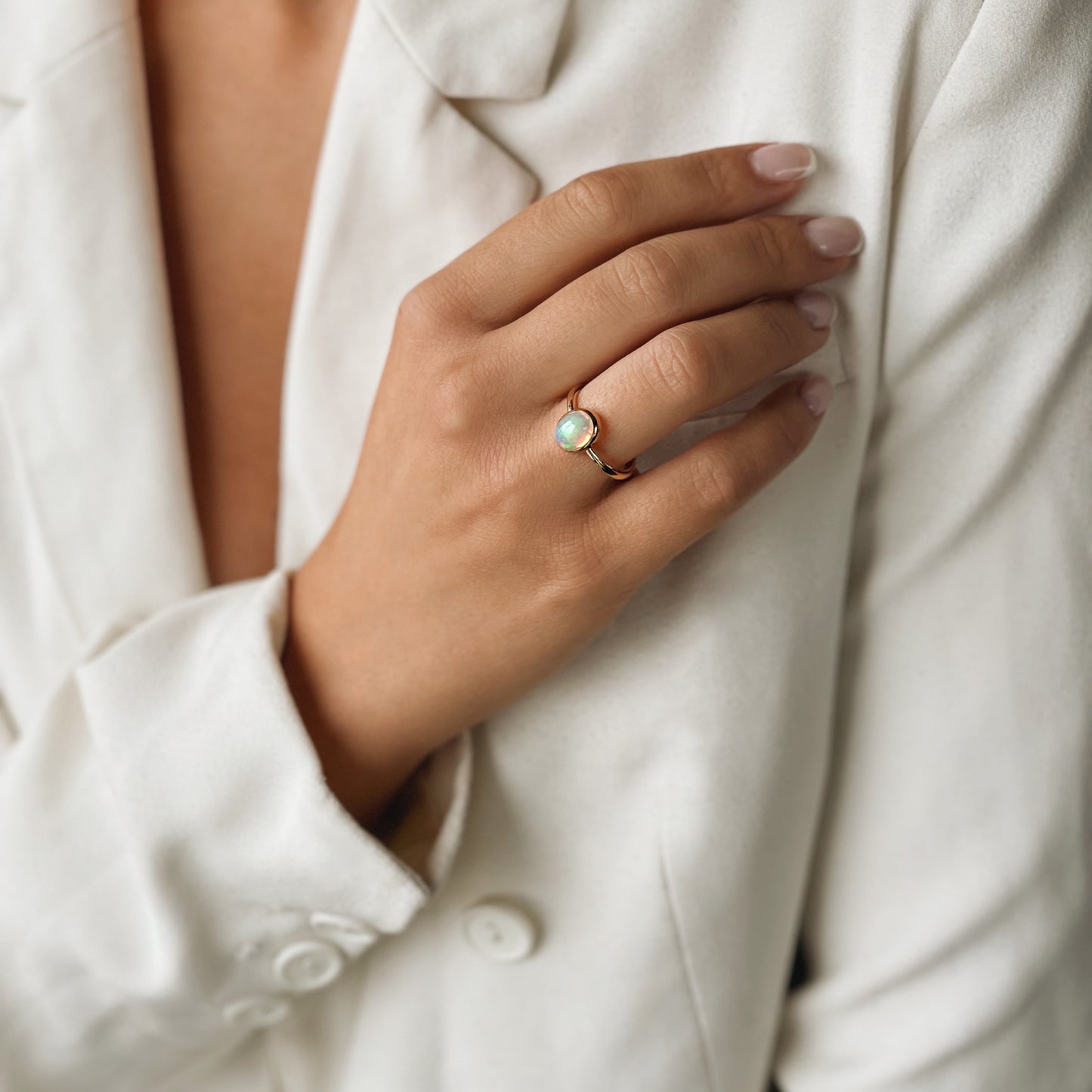 Der Glanz der Seele — Ring aus Gelbgold mit Opal