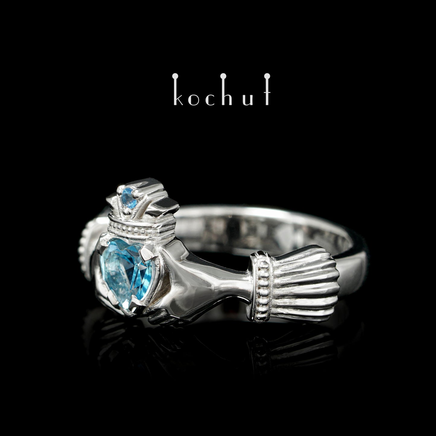 Claddagh: Liebe – Silberring mit Topasen, vergoldet mit weißem Rhodium