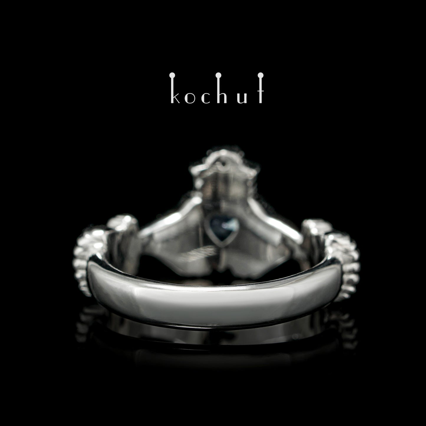 Claddagh: Liebe – Silberring mit Topasen, vergoldet mit weißem Rhodium