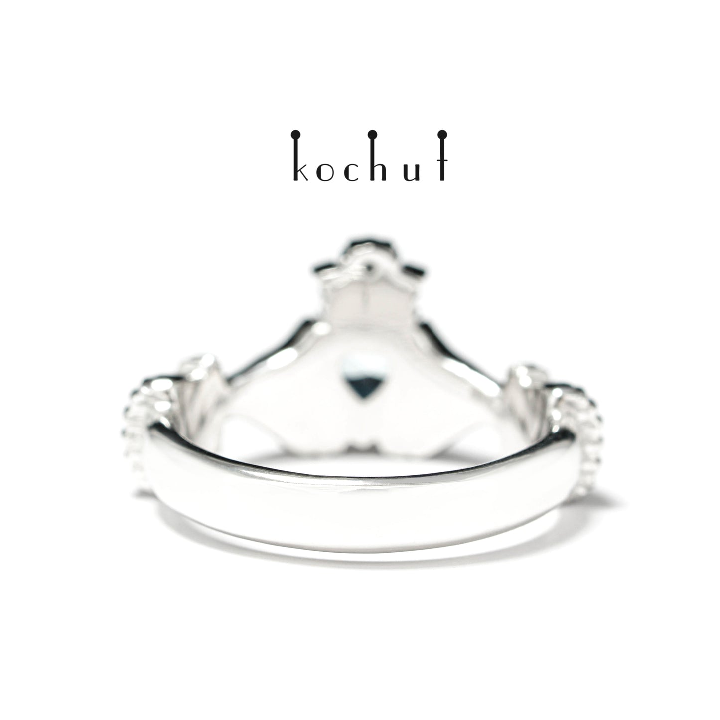 Claddagh: Liebe – Silberring mit Topasen, vergoldet mit weißem Rhodium