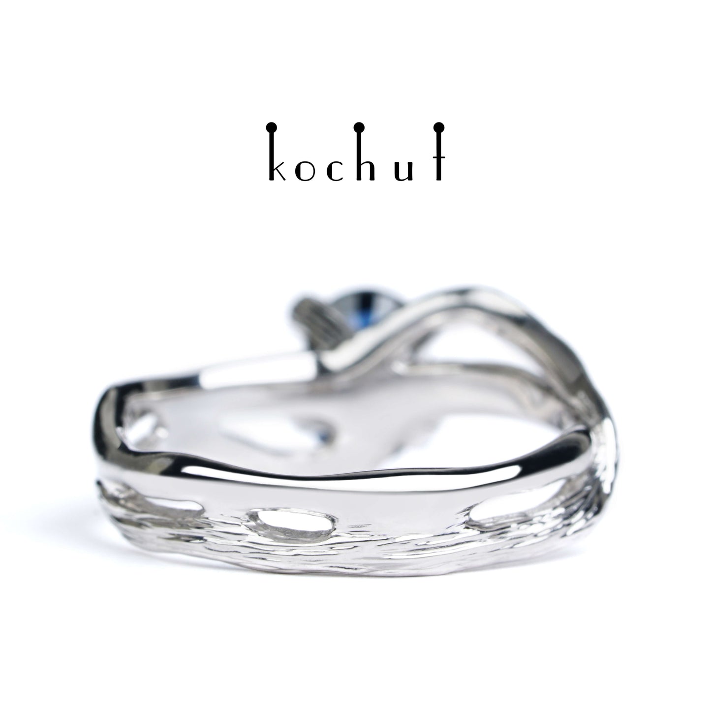 Lignum — Verlobungsring aus Weißgold mit Saphir, beschichtet mit weißem Rhodium