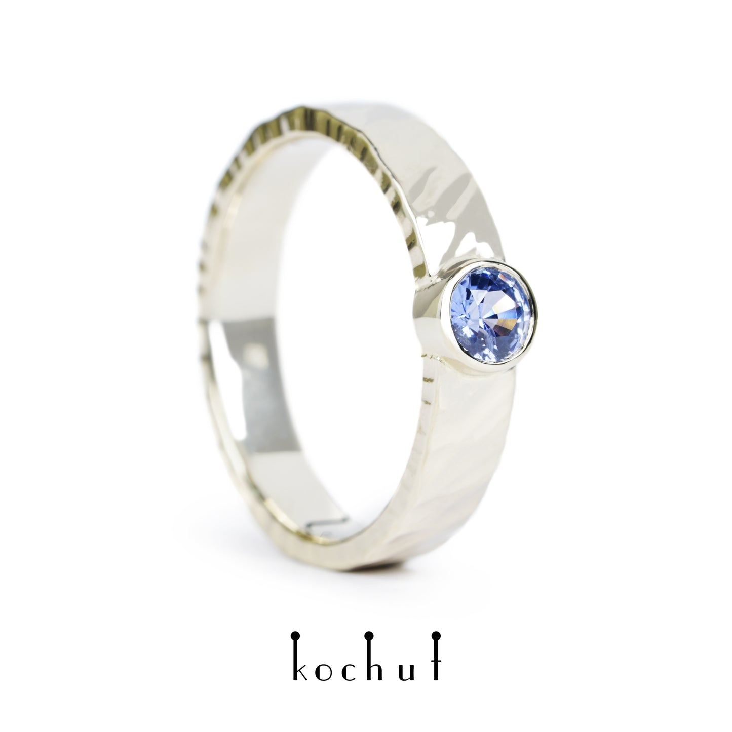 Kaleidoskop — Ring aus Weißgold mit Kornblumen-Saphir