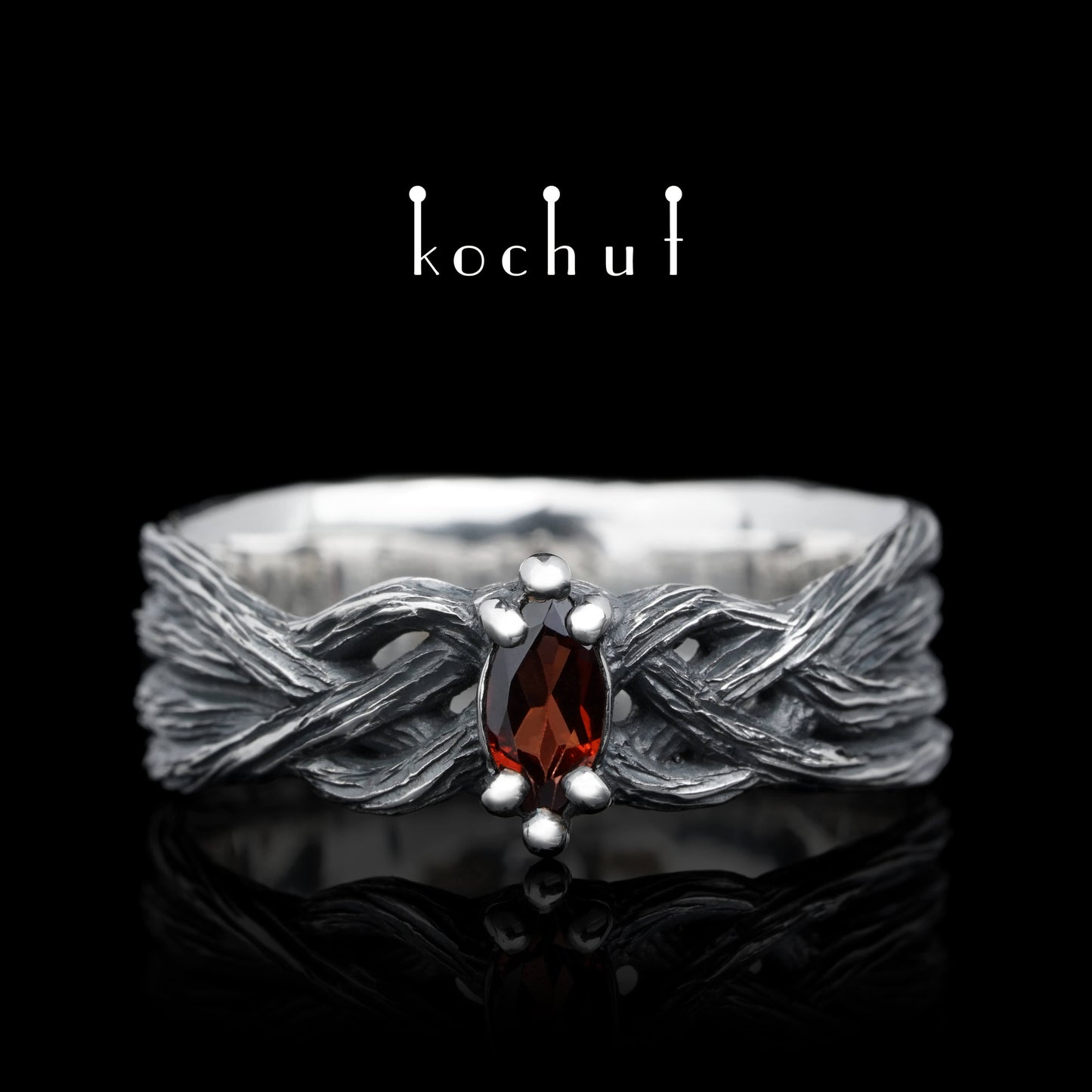 All-Seeing Eye — Ring aus oxidiertem Silber mit Granat