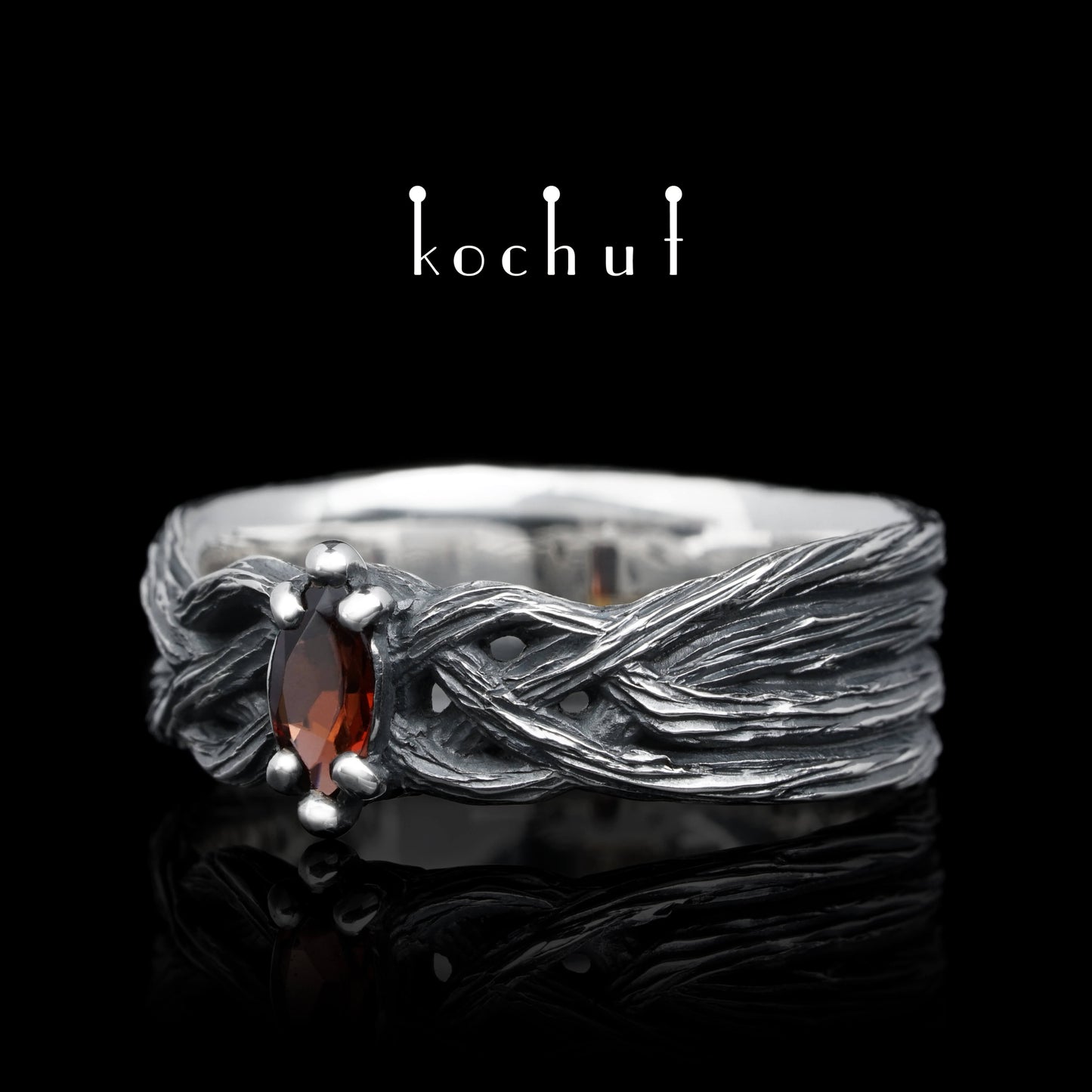 All-Seeing Eye — Ring aus oxidiertem Silber mit Granat
