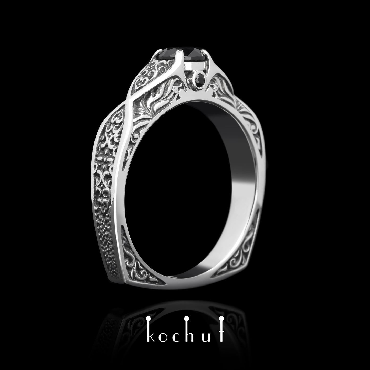 Versailles — Ring aus oxidiertem Silber mit Spinell