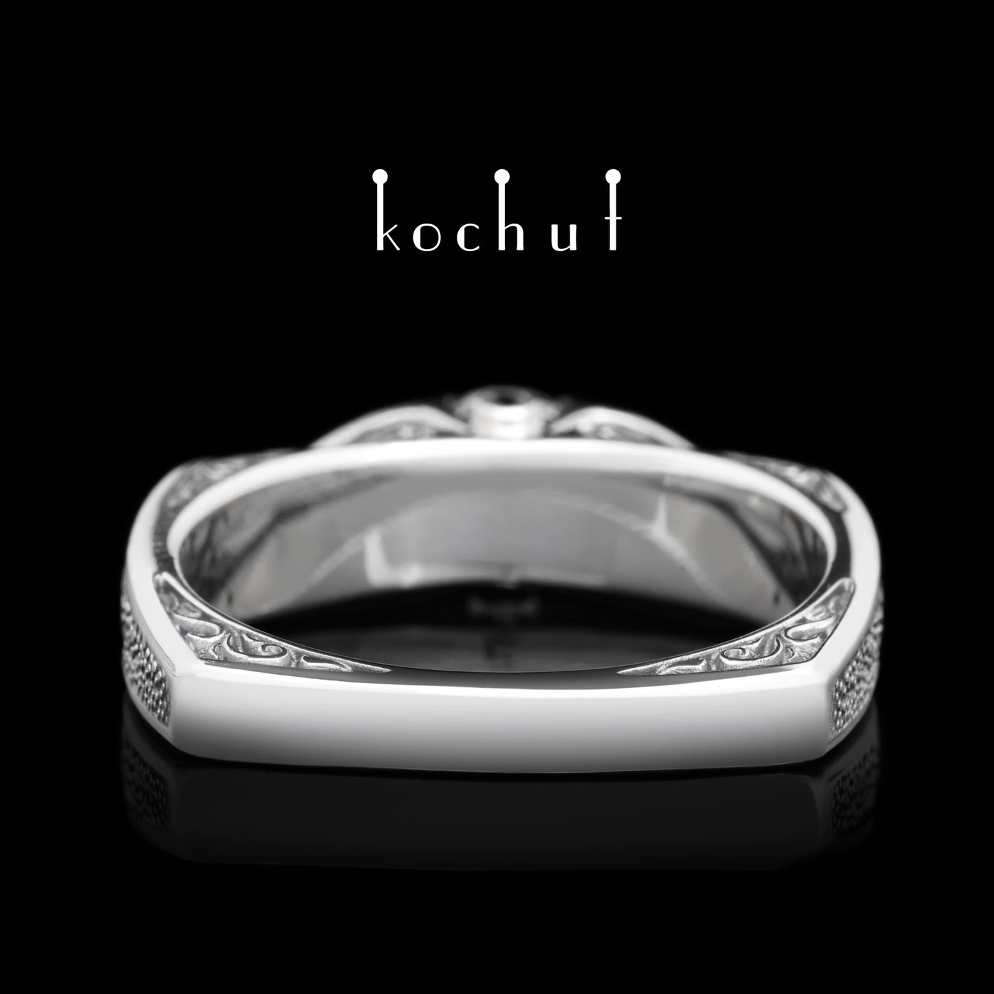 Versailles — Ring aus oxidiertem Silber mit Spinell