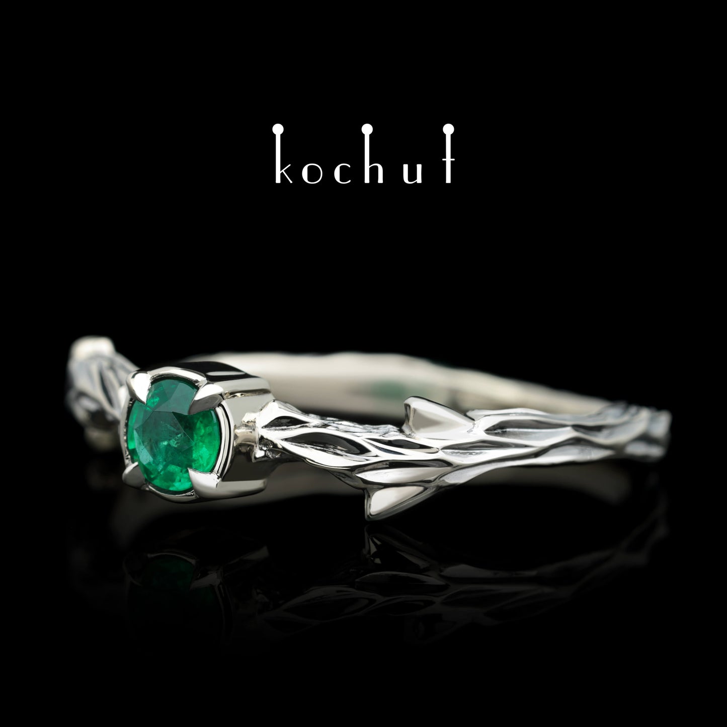 März Zweig — Weißgold-Smargd-Ring, überzogen mit schwarzem Rhodium