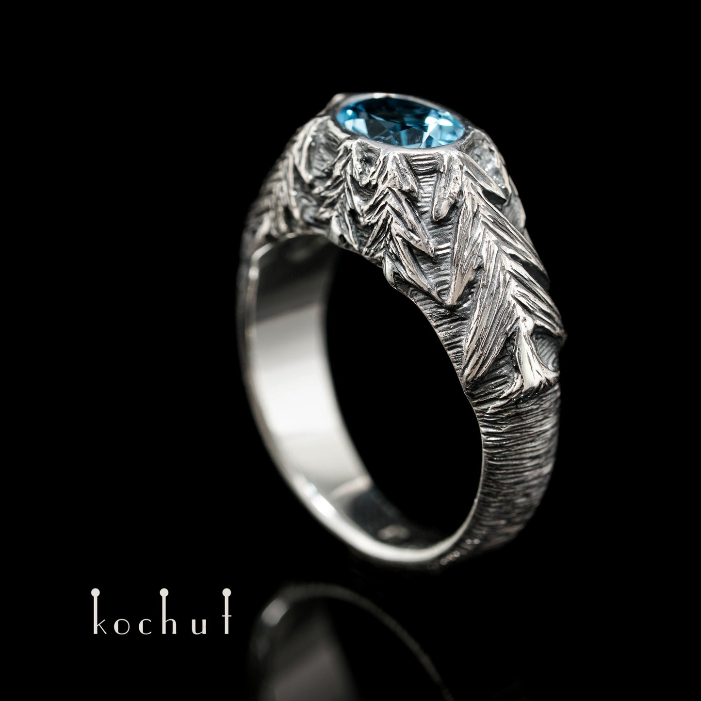 Synevyr — Ring aus oxidiertem Silber mit Topas