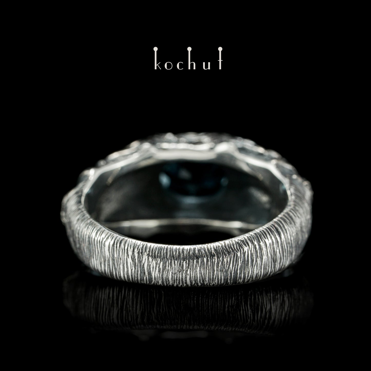 Synevyr — Ring aus oxidiertem Silber mit Topas