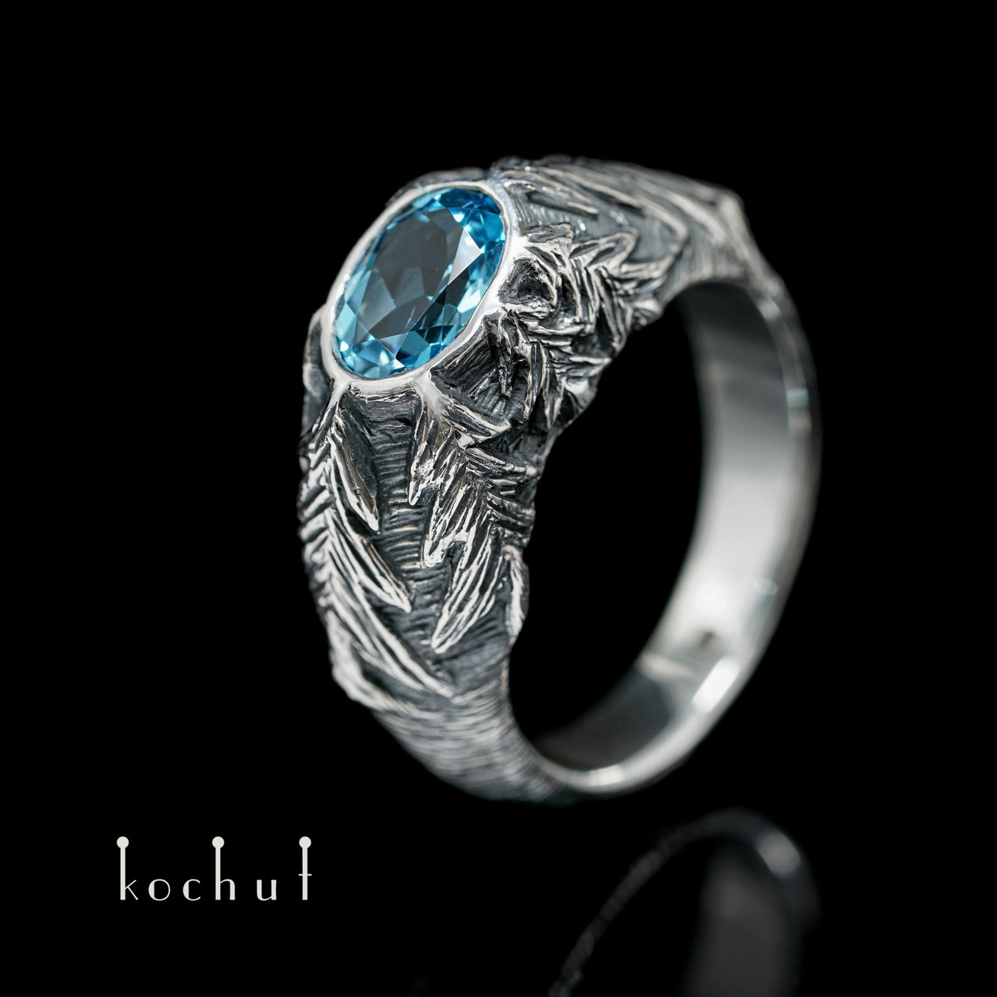 Synevyr — Ring aus oxidiertem Silber mit Topas
