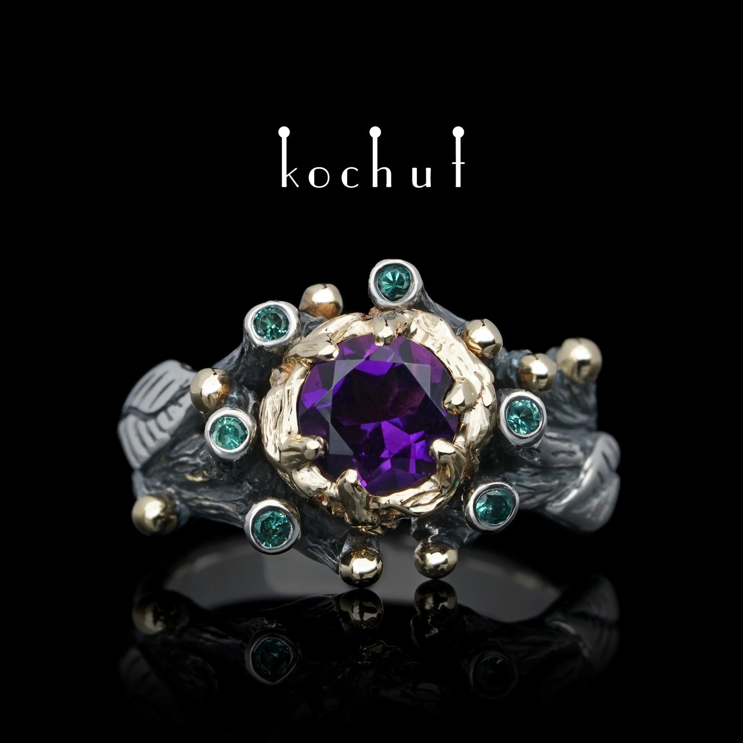 Der Triumph des Lebens — Ring aus oxidiertem Silber und Gelbgold mit Amethysten und Smaragden
