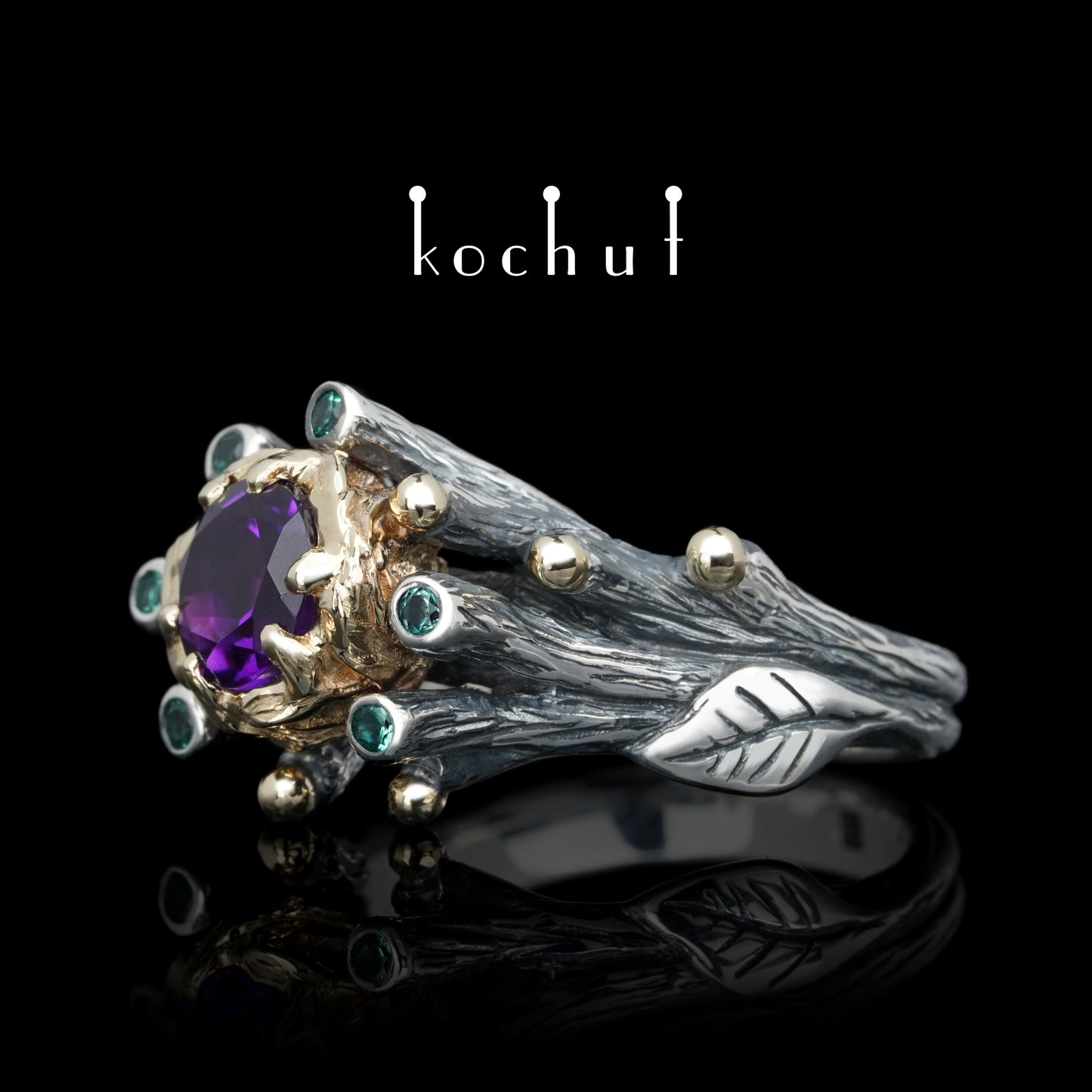 Der Triumph des Lebens — Ring aus oxidiertem Silber und Gelbgold mit Amethysten und Smaragden