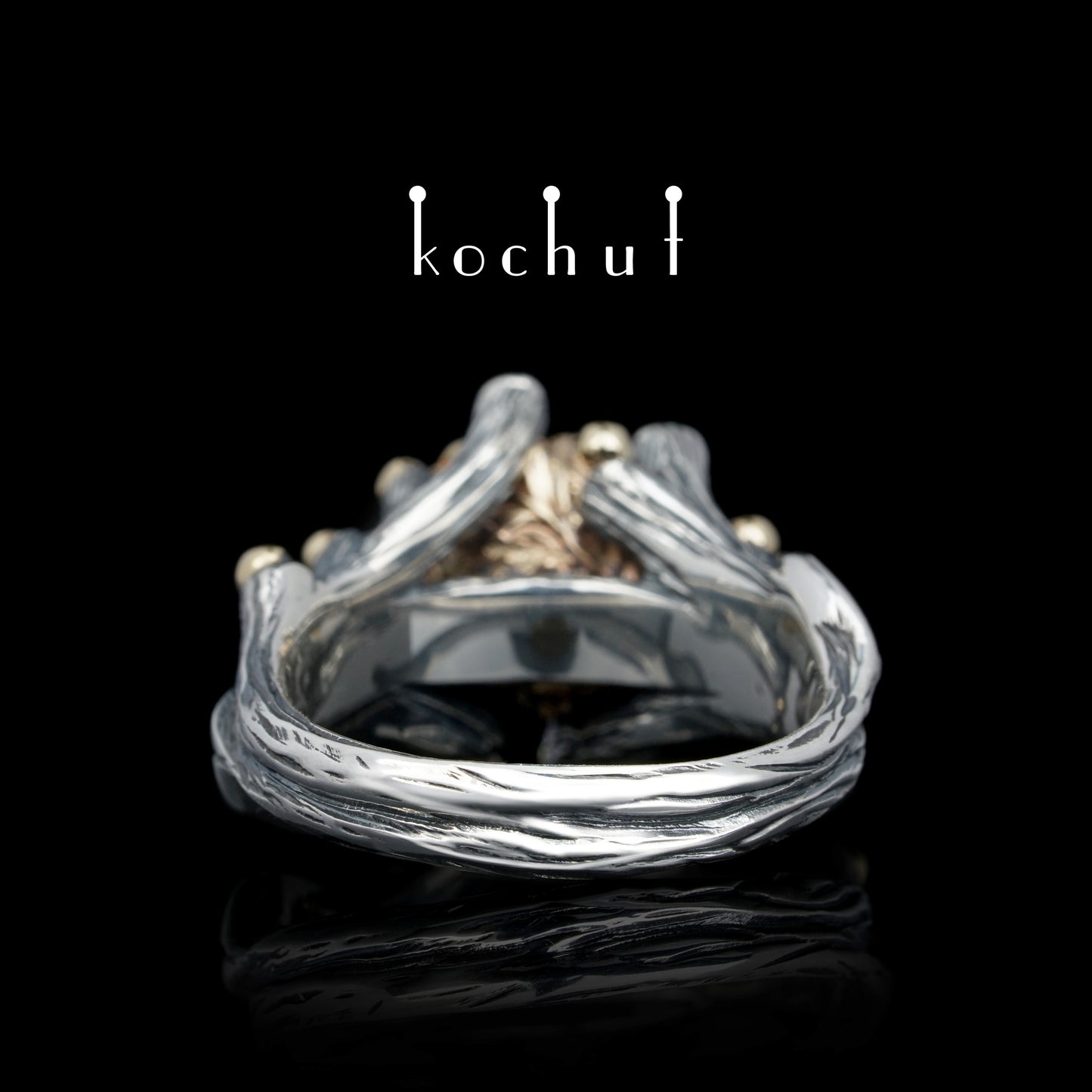 Der Triumph des Lebens — Ring aus oxidiertem Silber und Gelbgold mit Amethysten und Smaragden