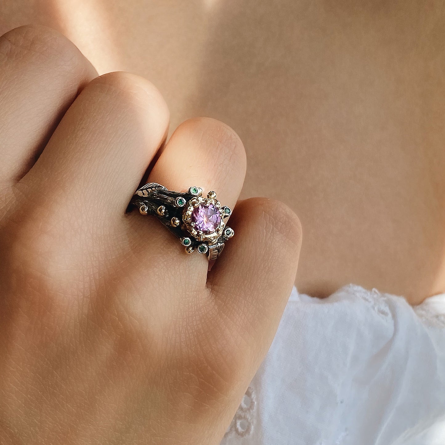 Triumph des Lebens — Verlobungsring aus 18 Karat Weißgold und 14 Karat Gelbgold mit Diamanten und Saphiren, überzogen mit schwarzem Rhodium