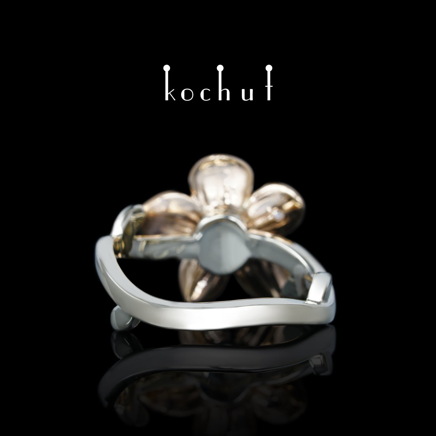 Violett — Verlobungsring aus Weiß- und Rotgold mit Saphir und Diamant