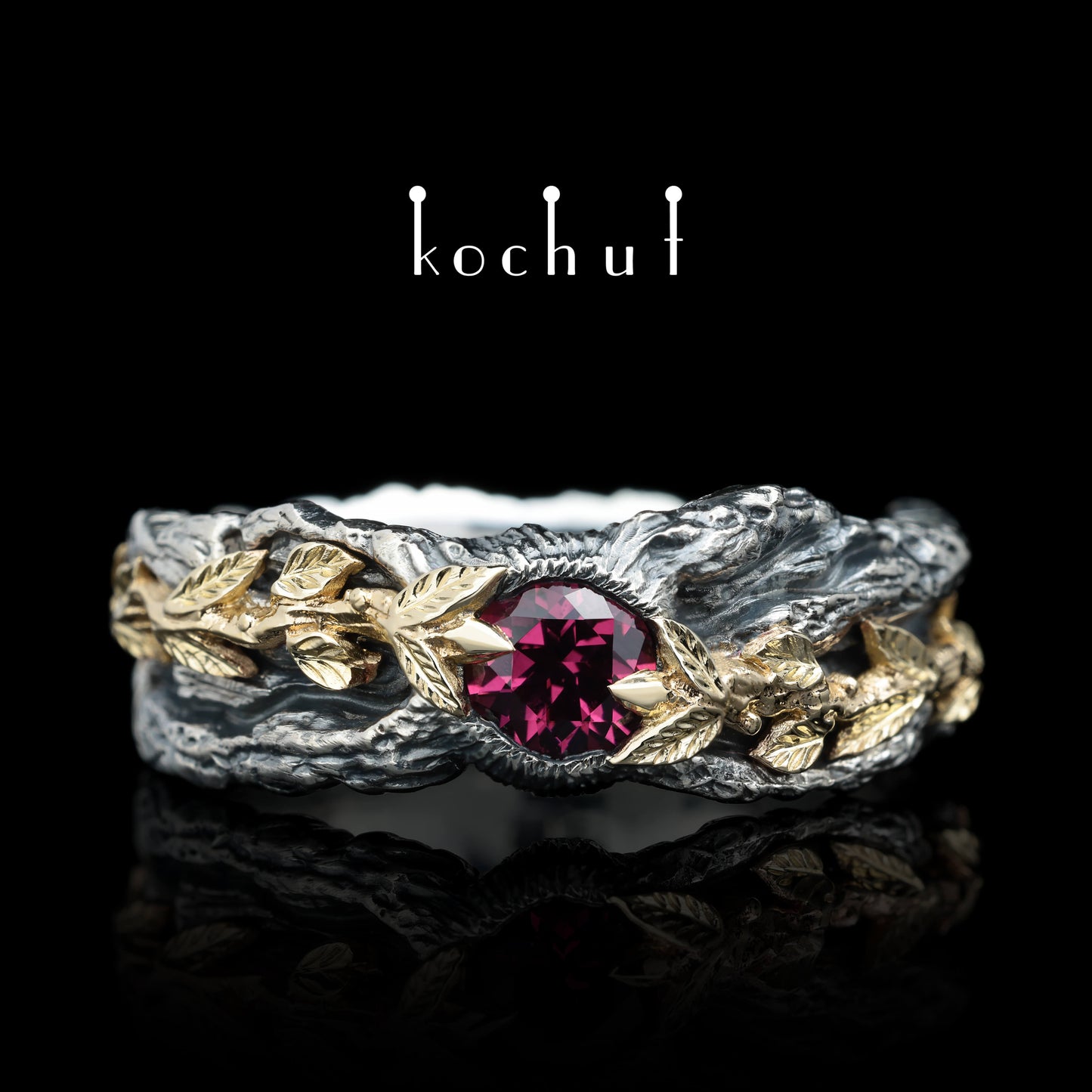 Kraft des Lebens — Ring aus oxidiertem Silber und Gelbgold mit Granat