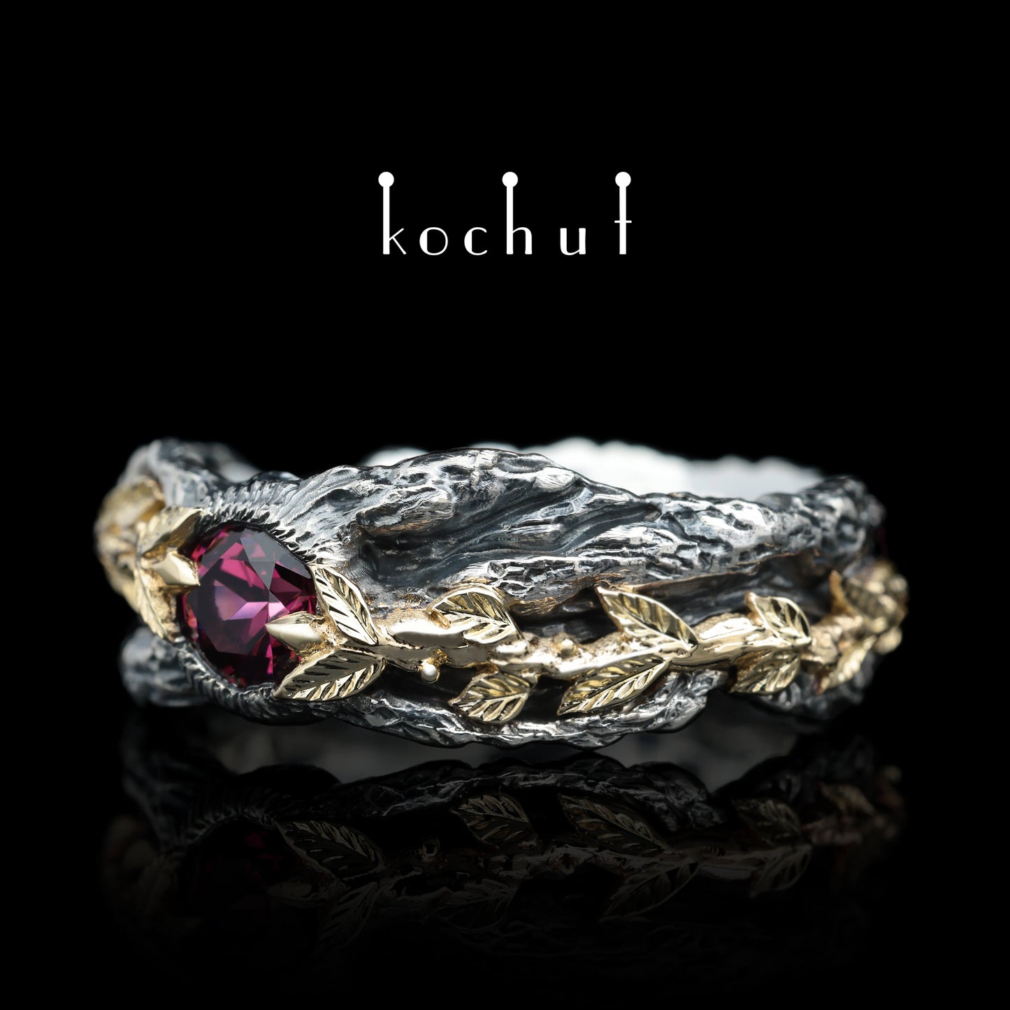 Kraft des Lebens — Ring aus oxidiertem Silber und Gelbgold mit Granat