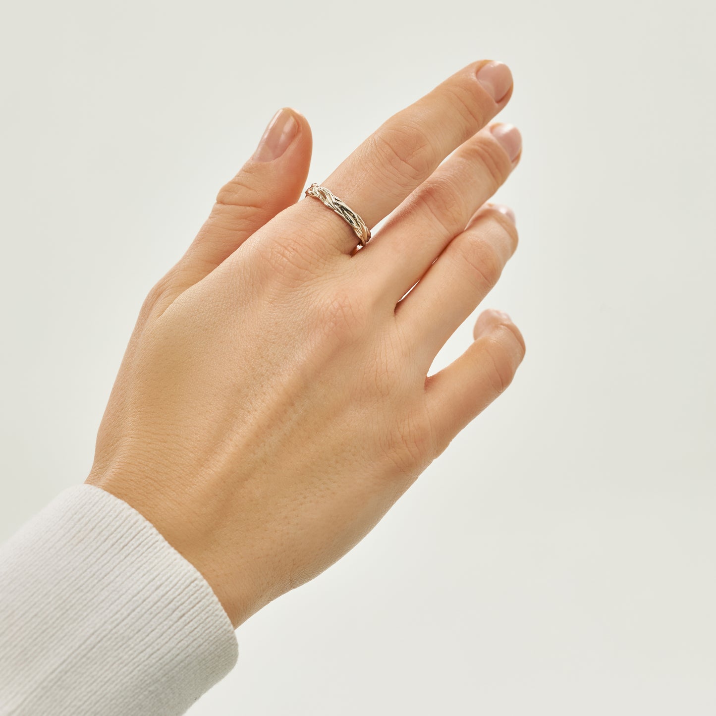Wellen der Liebe — Ehering aus Weißgold