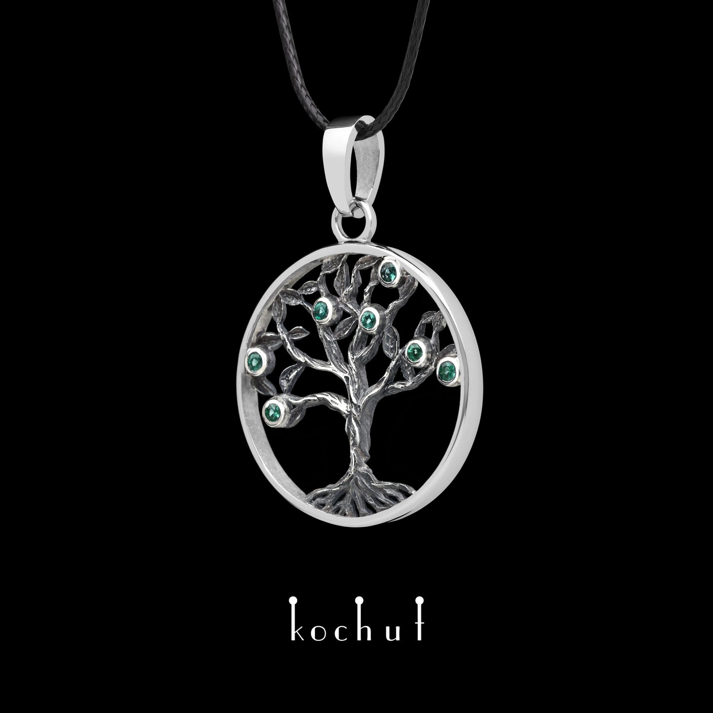 Baum des Lebens: Früchte — Anhänger aus oxidiertem Silber mit Smaragden