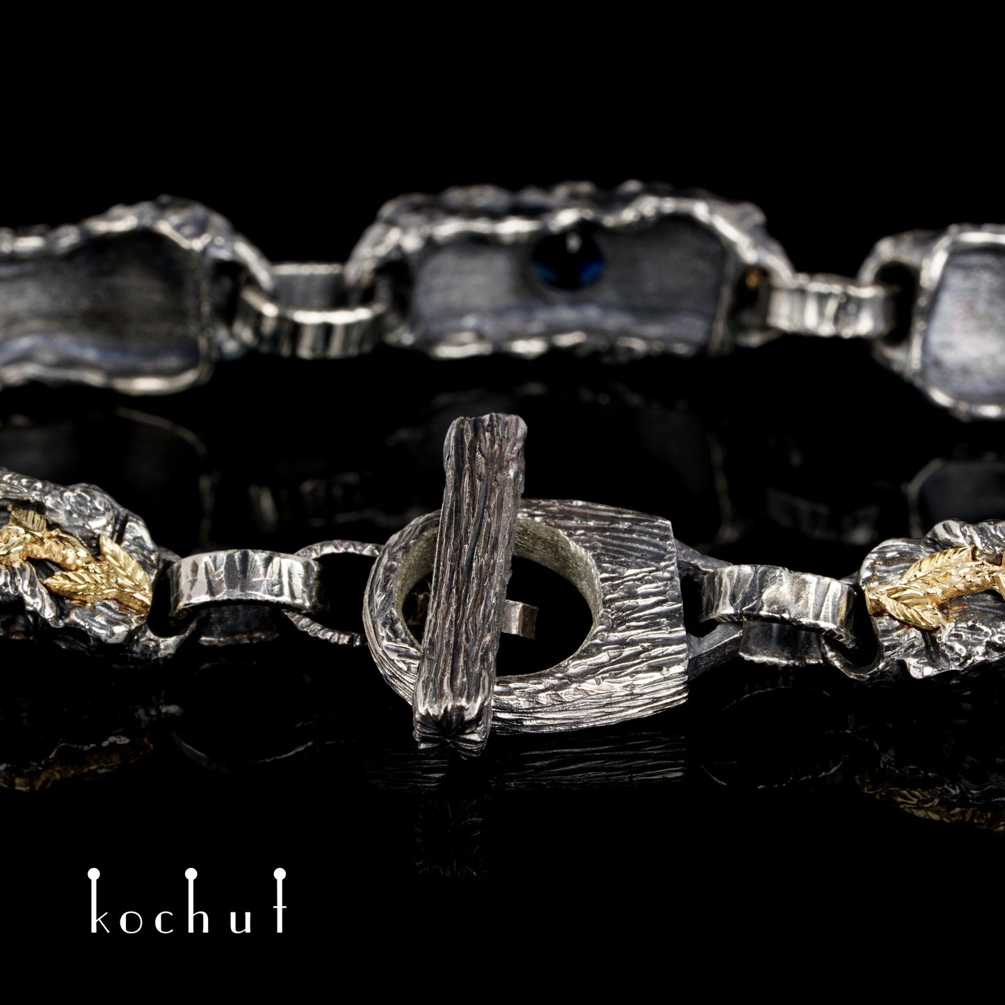 Kraft des Lebens — Armband aus oxidiertem Silber und Gelbgold mit Saphir