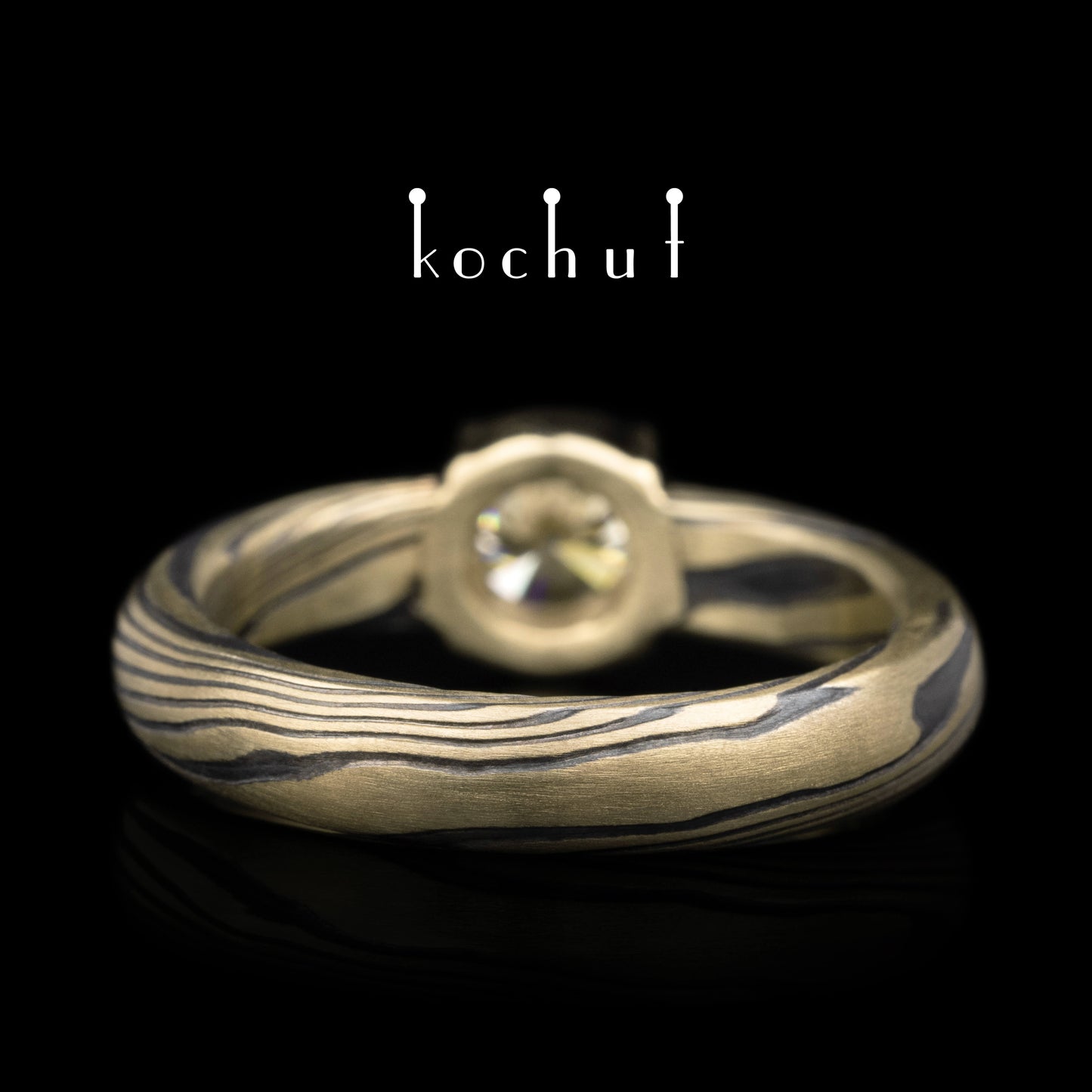 Haiku — Mokume-Ring aus Gelbgold mit graviertem und oxidiertem Silber sowie einem braunen Diamanten