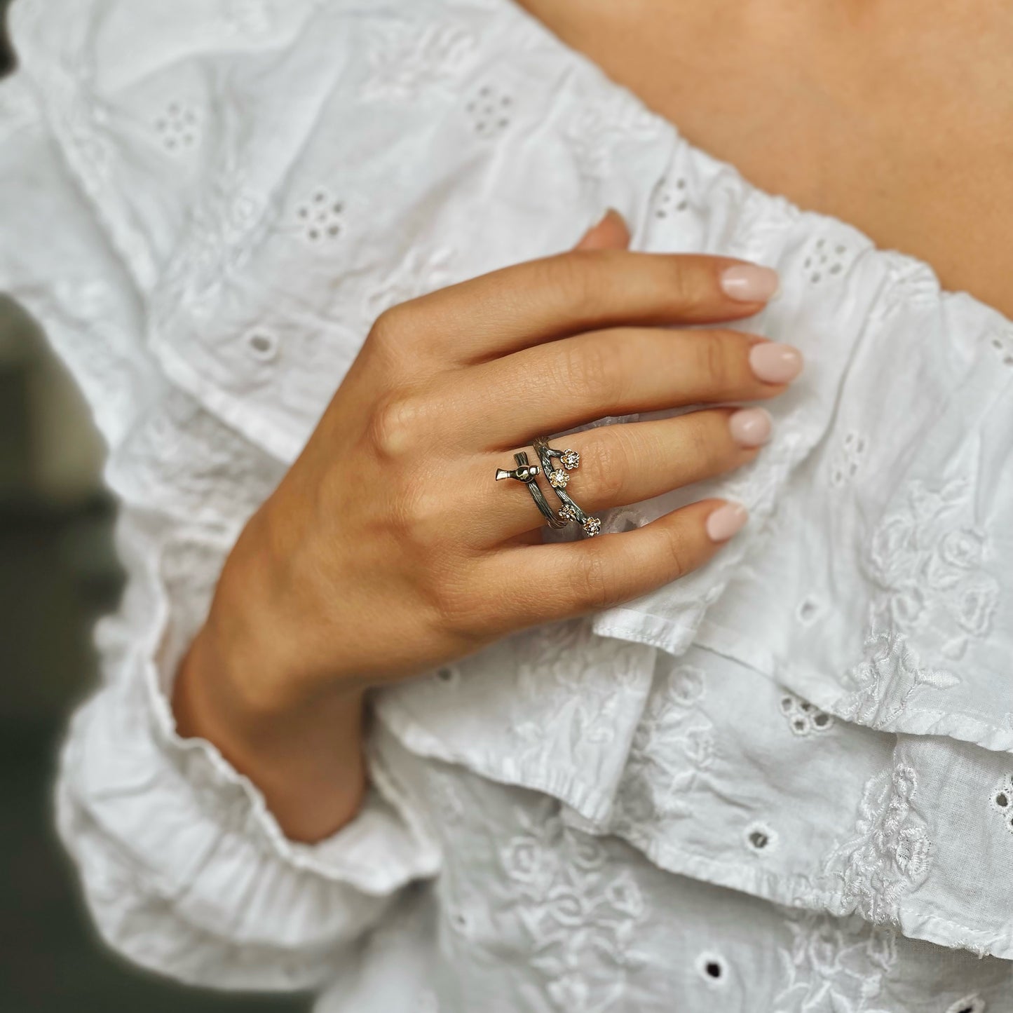 Vögelchen auf dem Zweig — Ring aus oxidiertem Silber und Gelbgold mit Diamanten